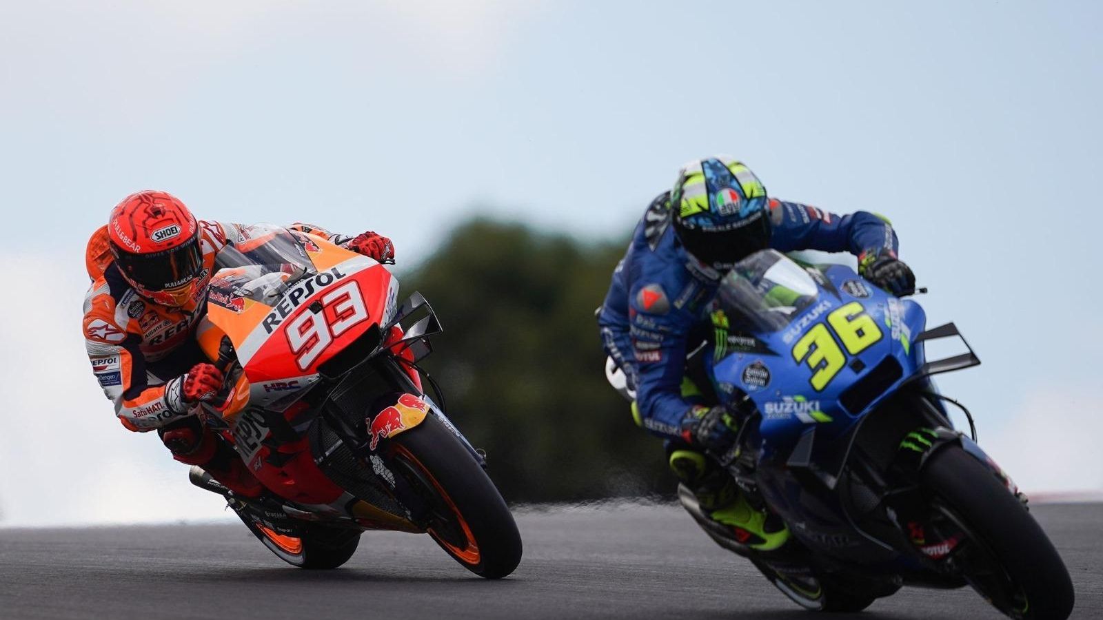 Marc Márquez rueda tras Joan Mir, actual campeón, en el pasado GP de Portugal.