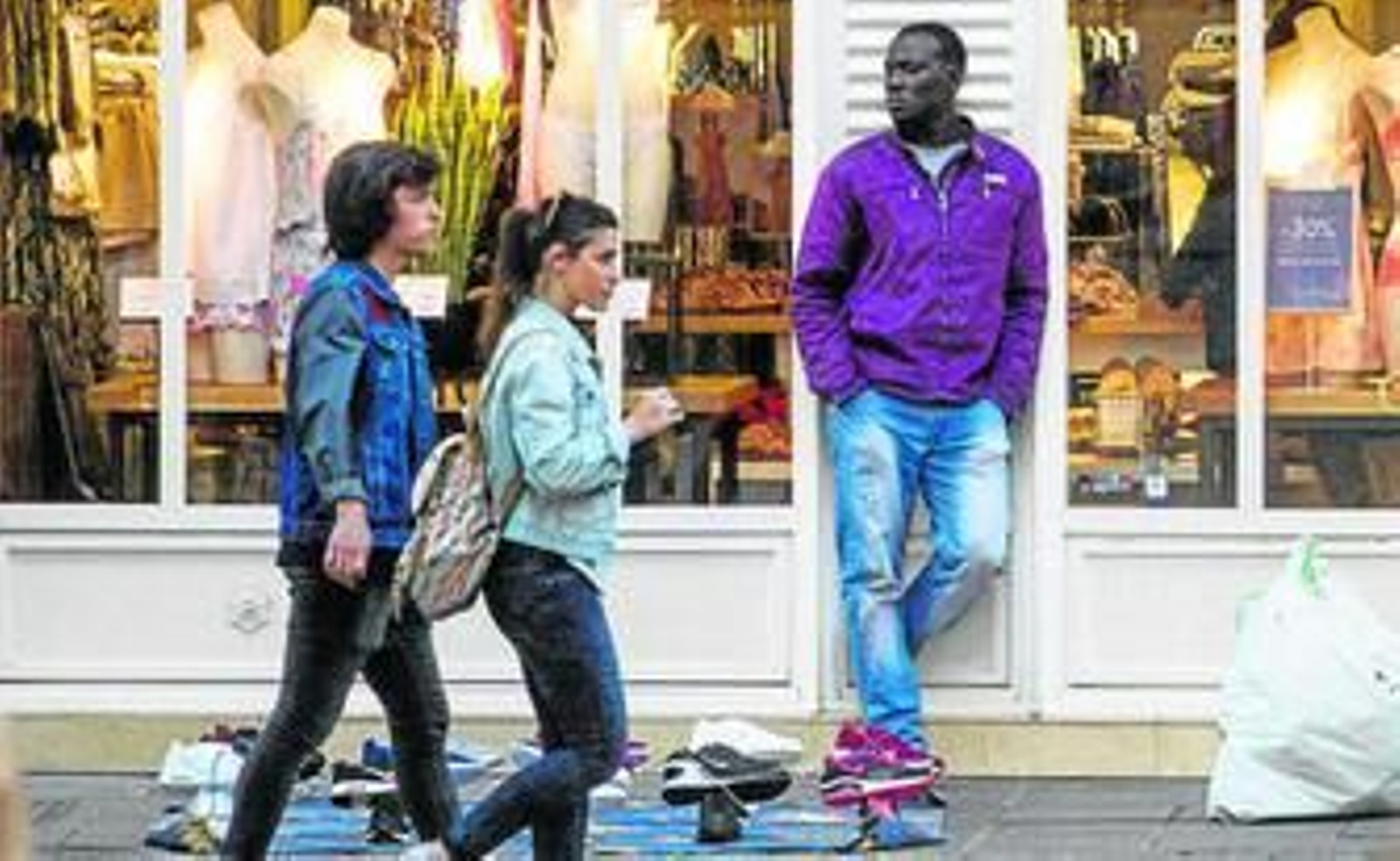 Los manteros se sitúan en las calles más céntricas como Mesones o Plaza Nueva.