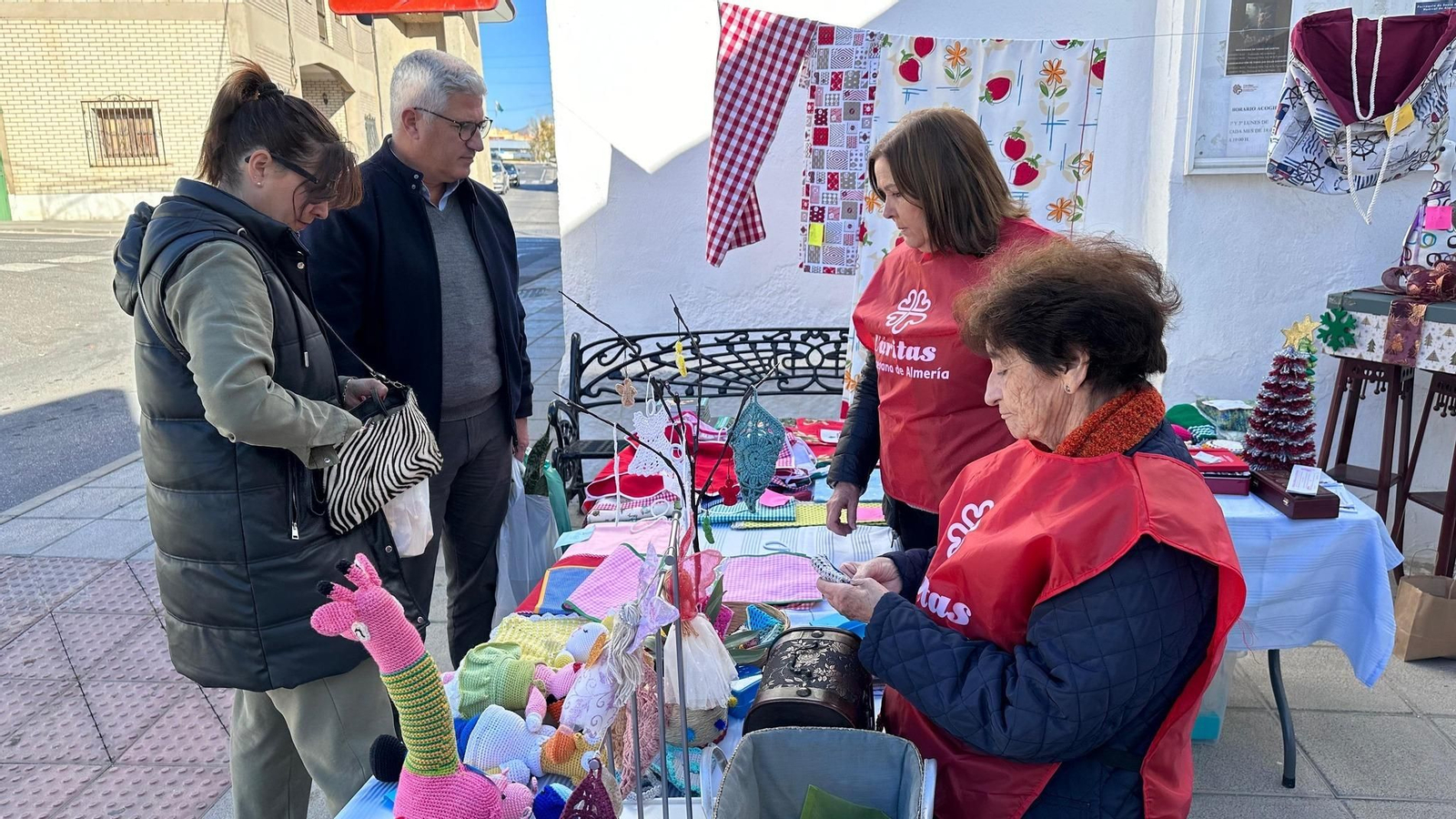 El alcalde junto a las responsables del puesto.