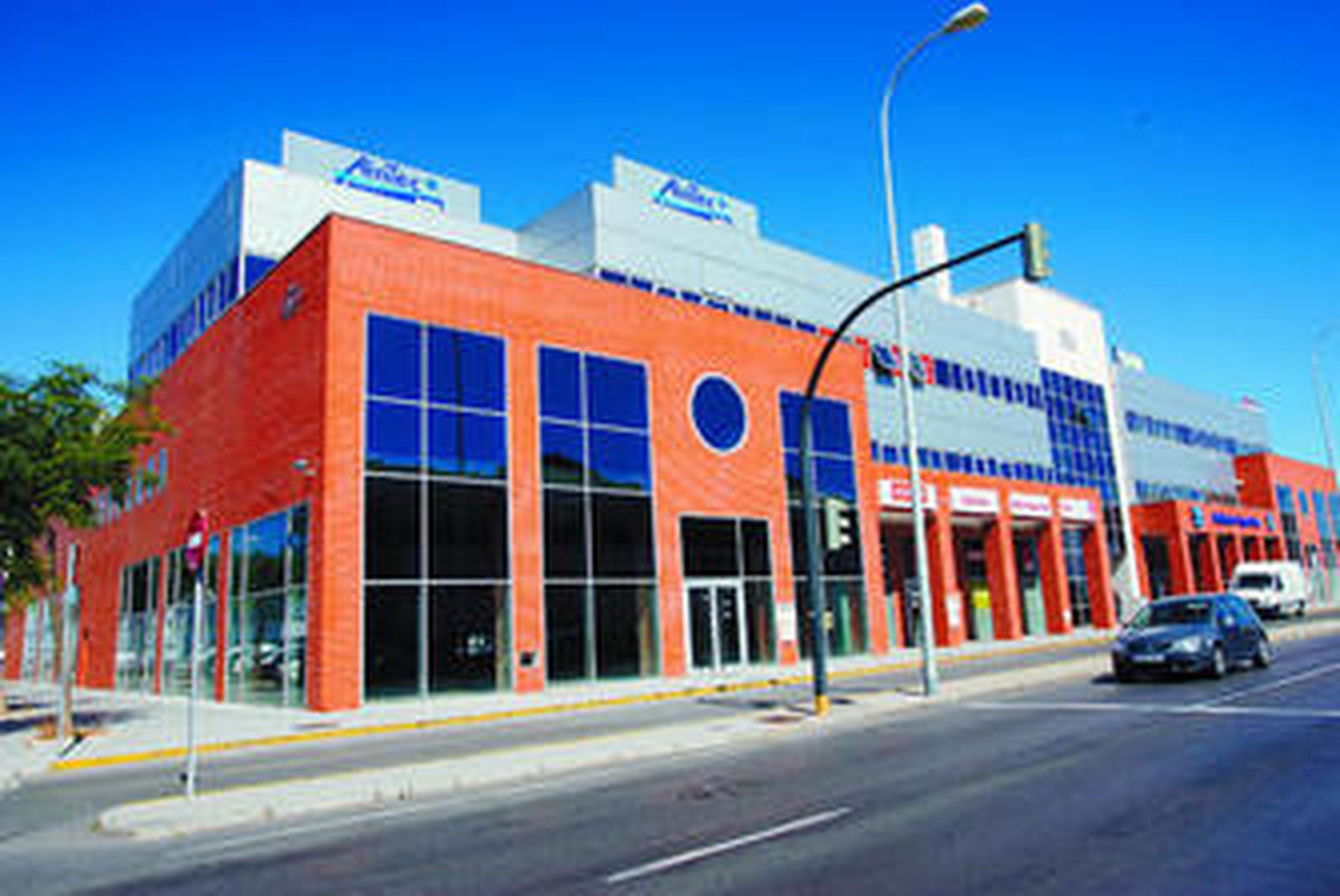 El edificio Fenicia, en la calle Algeciras, muy cerca de la entrada del recinto fiscal de Zona Franca, en Cádiz.