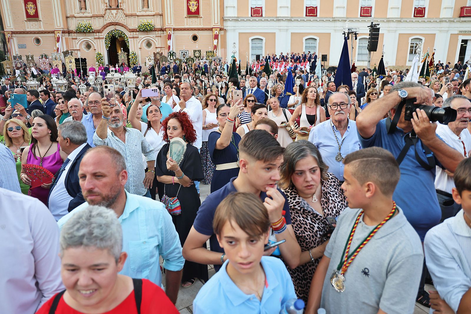 Imágenes del Rosario Jubilar rociero celebrado por las 25 hermandades filiales de la Matriz de Almonte en La Merced