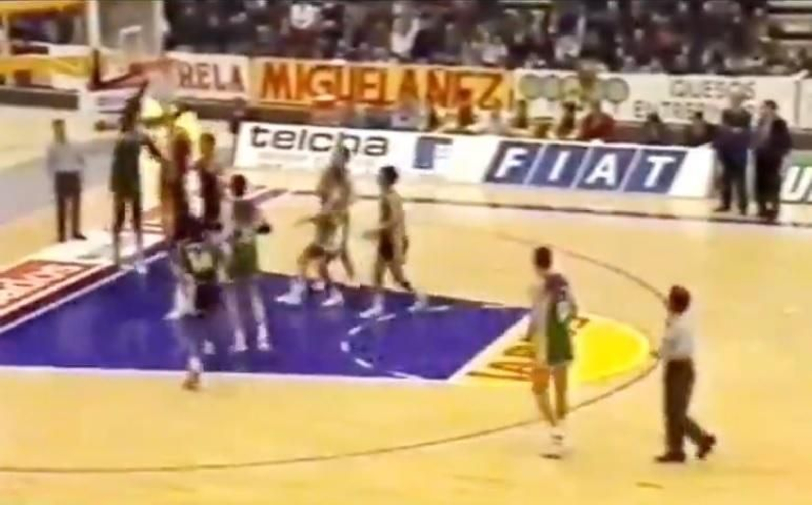 Sampson machaca ante Sabonis.