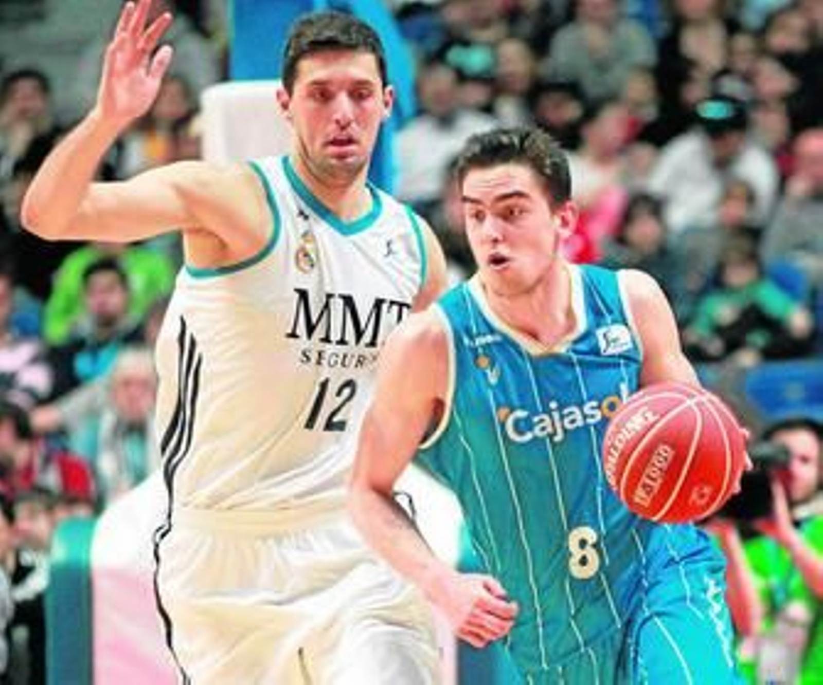 Tomas Satoransky bota el balón mientras es perseguido por el madridista Nikola Mirotic.