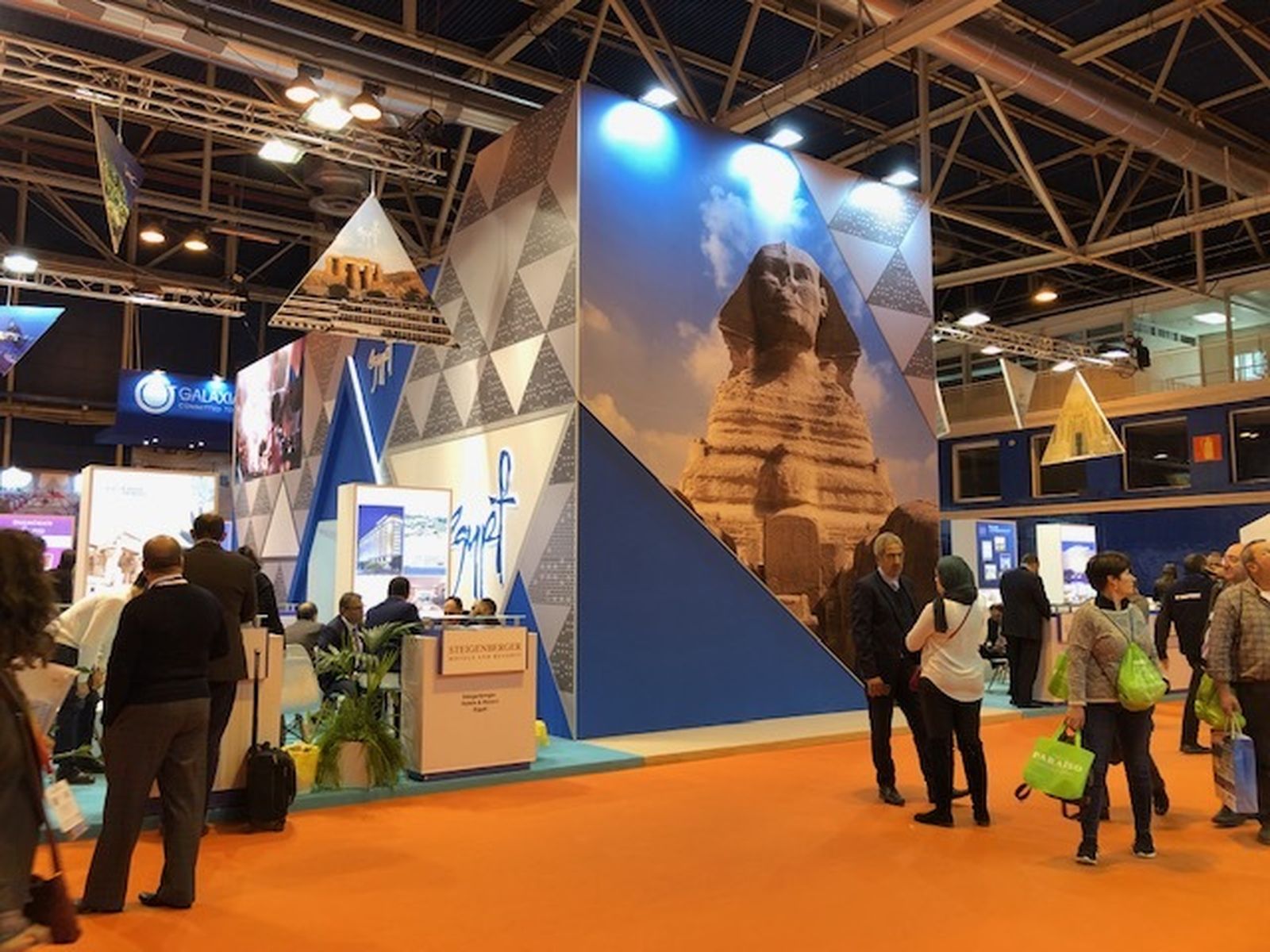 Varias personas esta mañana en el expositor de Egipto en Fitur