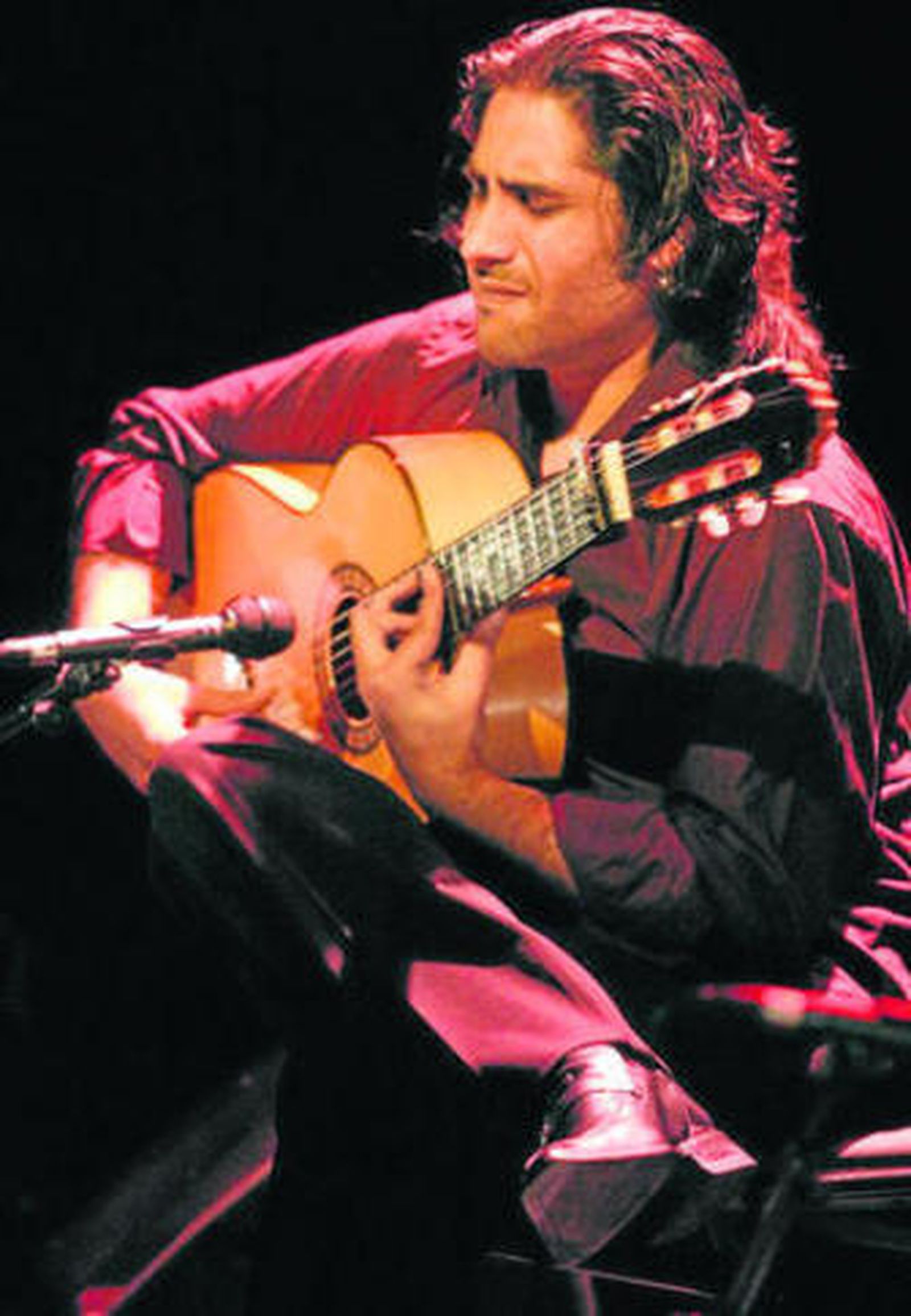 El tocaor, durante un recital en el Teatro Alhambra de Granada.