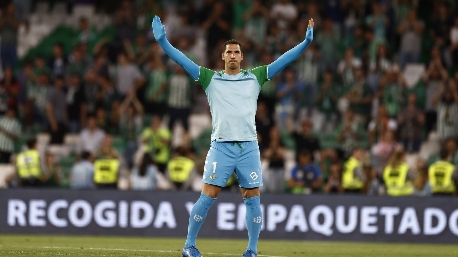 Joel se despide de la afición al final del choque ante el Granada.