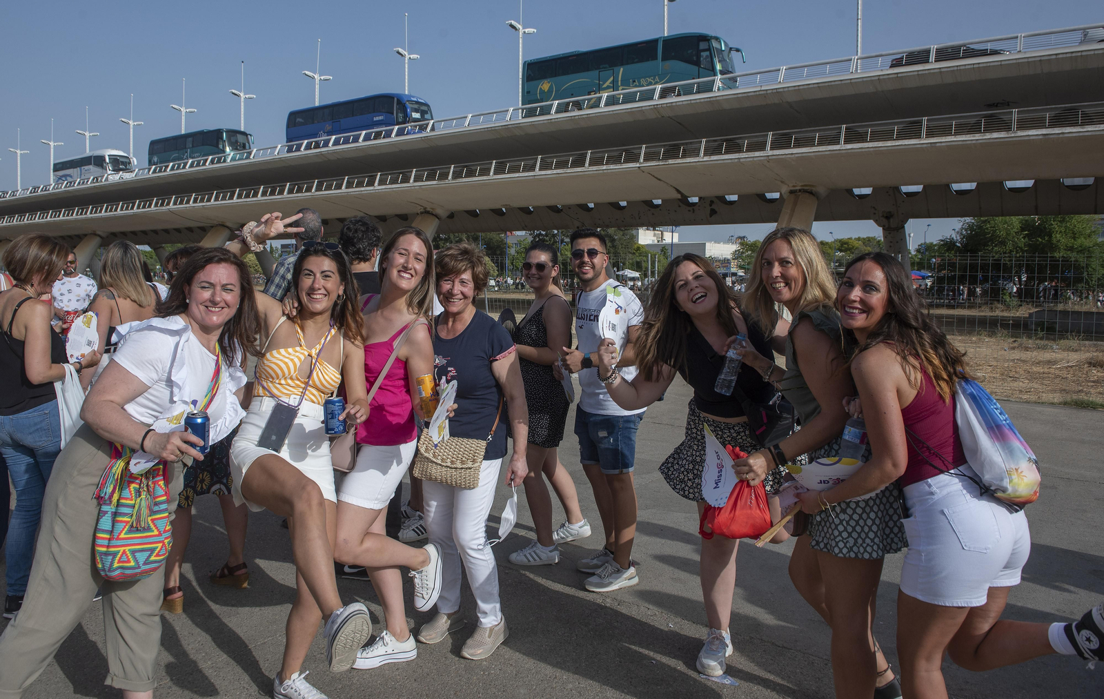 Calor y buen ambiente en la entrada del concierto de Manuel Carrasco