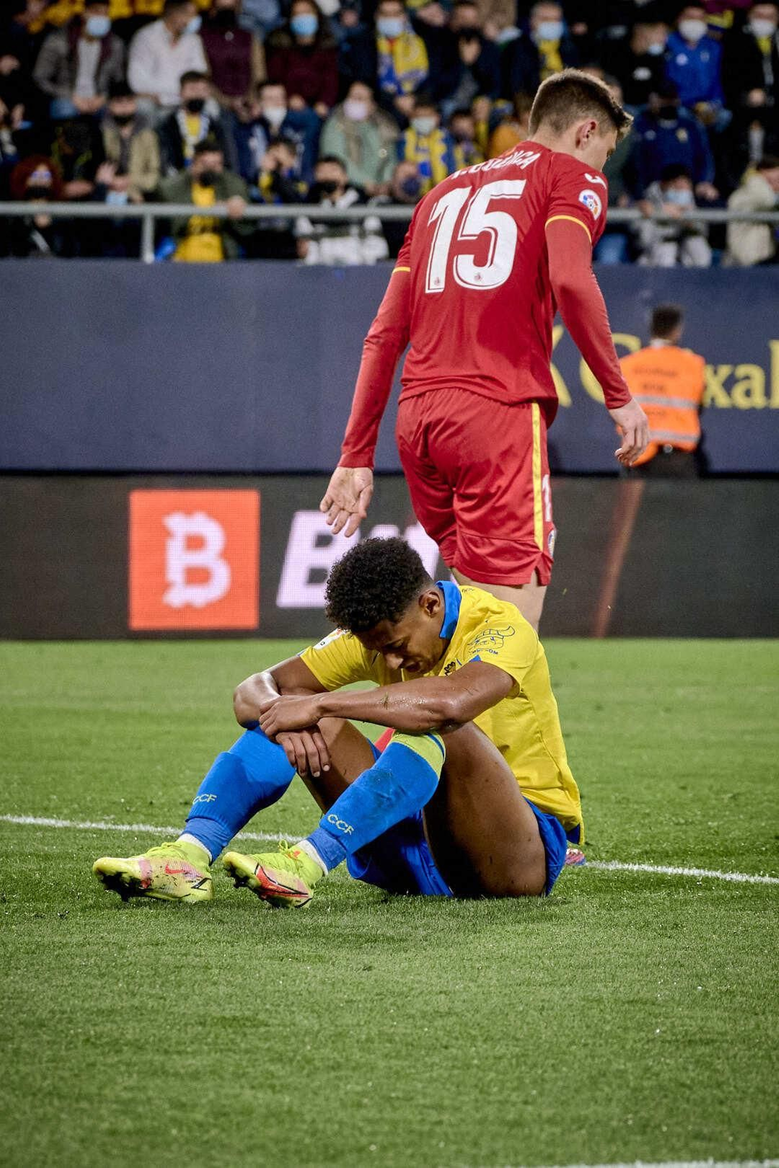 Partido de fútbol entre el Cádiz CF y el Getafe CF.