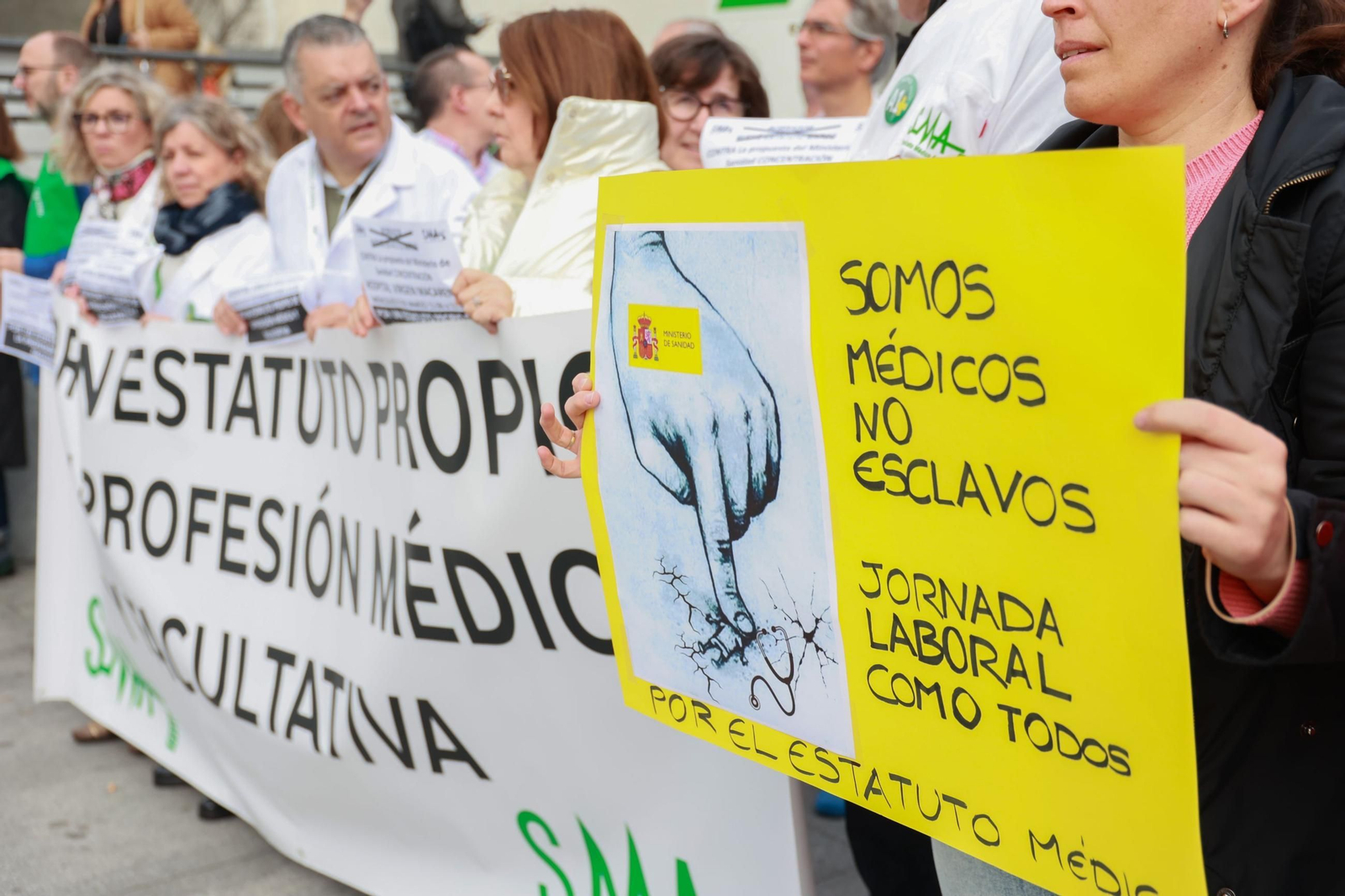 Un grupo de médicos en una protesta anterior en Sevilla contra la propuesta de Estatuto Marco del Ministerio de Sanidad.