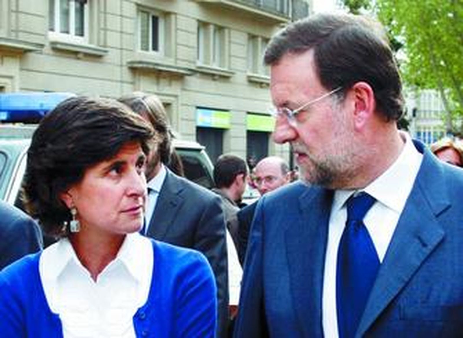 San Gil y Rajoy charlan tras visitar la capilla ardiente del guardia civil asesinado ayer por ETA.