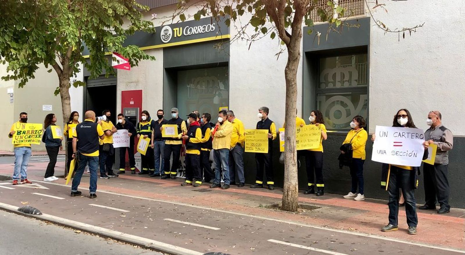 Carteros protestan en la Unidad 1 de Correos de Almería.
