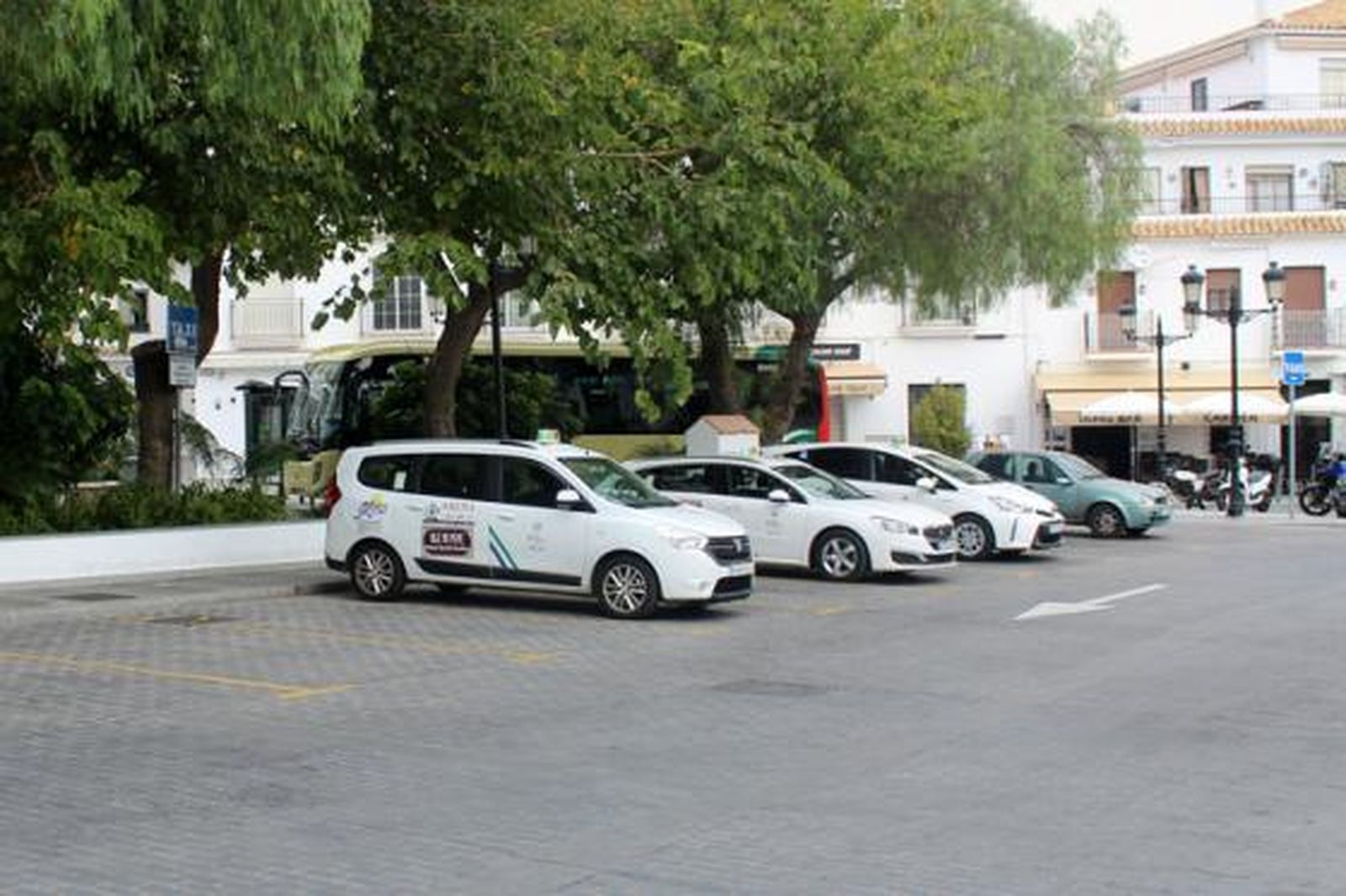 Vista general de una parada de taxis en Mijas.
