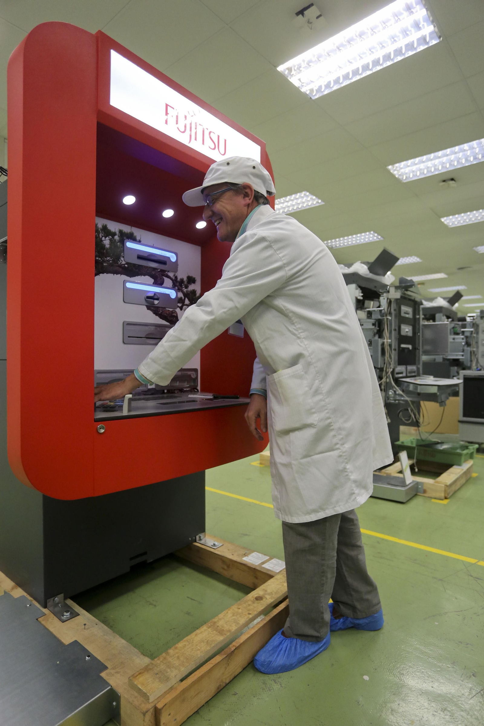 Un empleado de Fujitsu en un cajero realizado en la planta malagueña