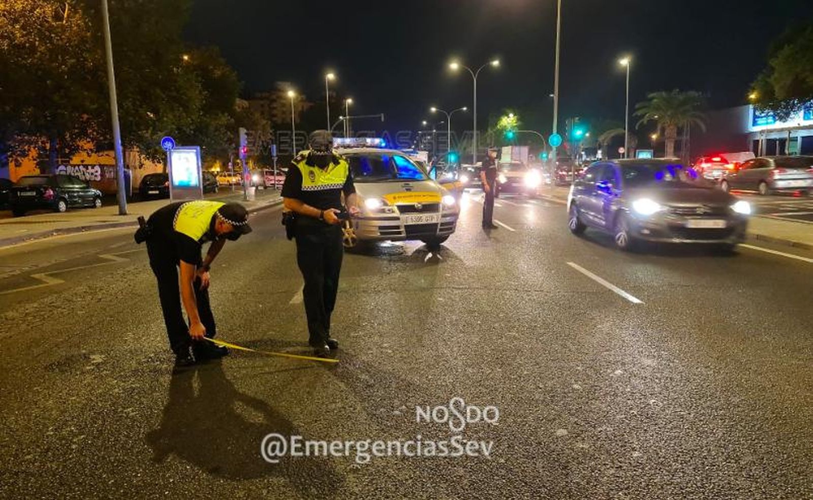 Dos agentes de la Policía Local en la zona del atropello.