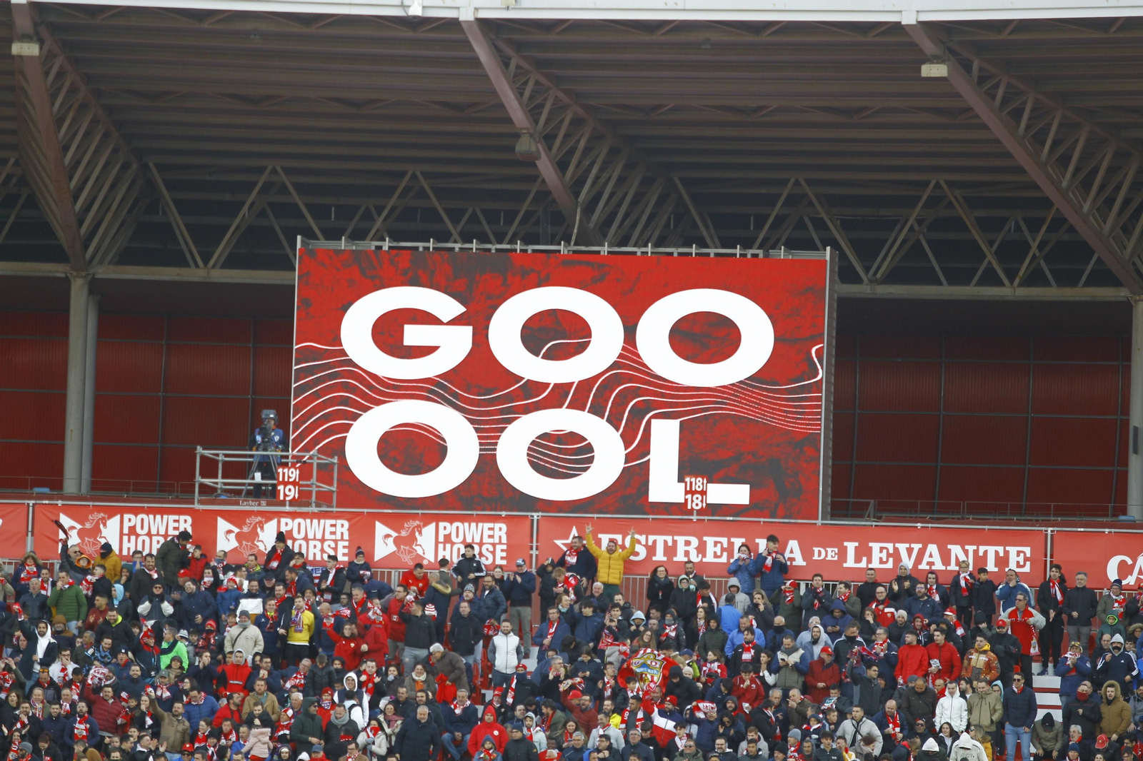 Imágenes del partido de fútbol U.D. Almería-Real Betis Balompié