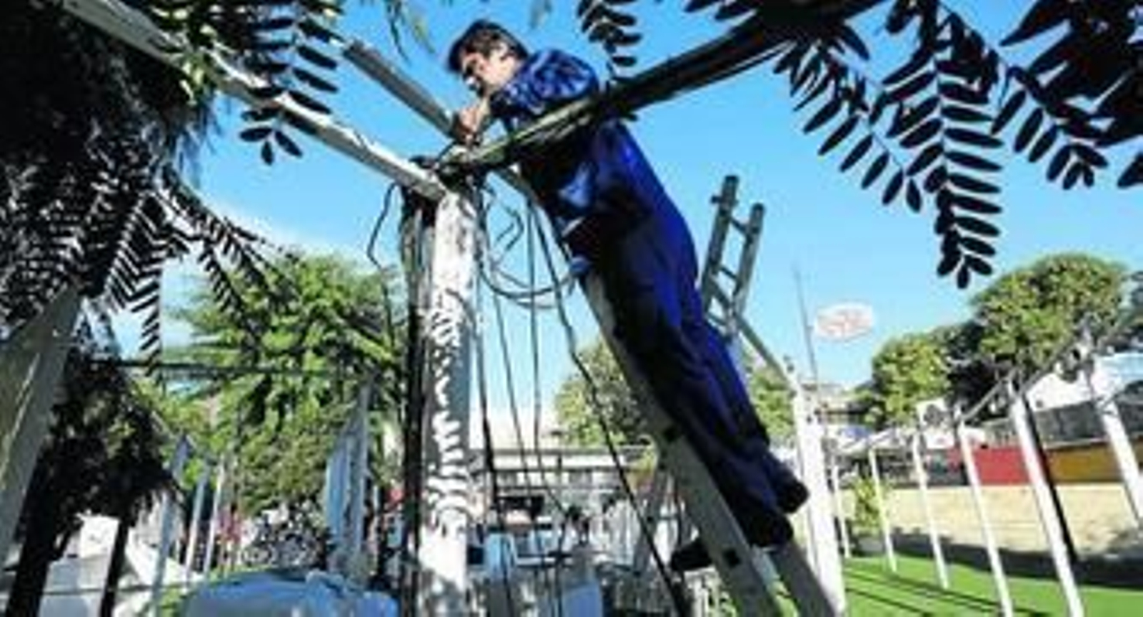 Un trabajador desmonta una de las estructuras del bar Capote.