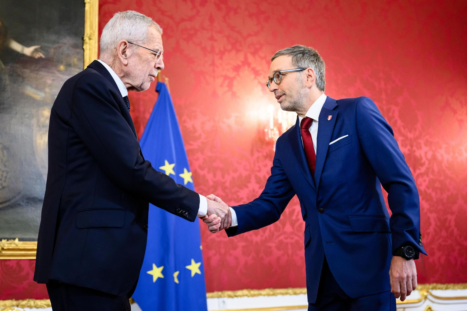 El presidente de Austria, Alexander van der Bellen, estrecha la mano al líder ultraderechista Herbert Kickl.