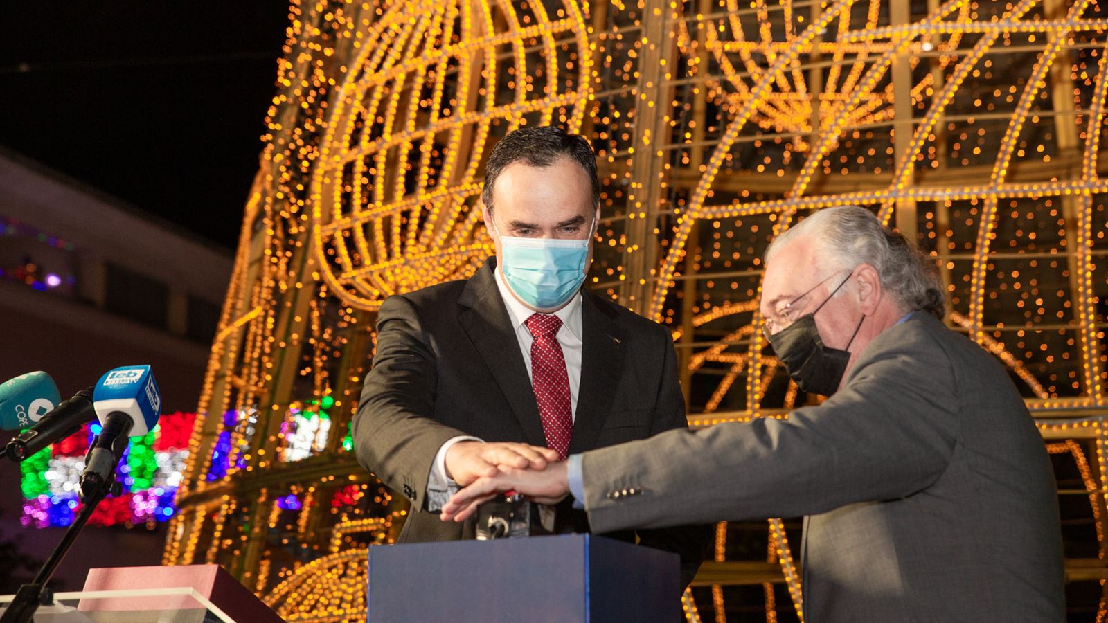 El alcalde de Lebrija, José Benito Barroso, y el presidente de Loterías y Apuestas del Estado, Jesús Huerta han inaugurado el encendido del árbol de Lotería de Navidad en la Plaza de España de Lebrija
