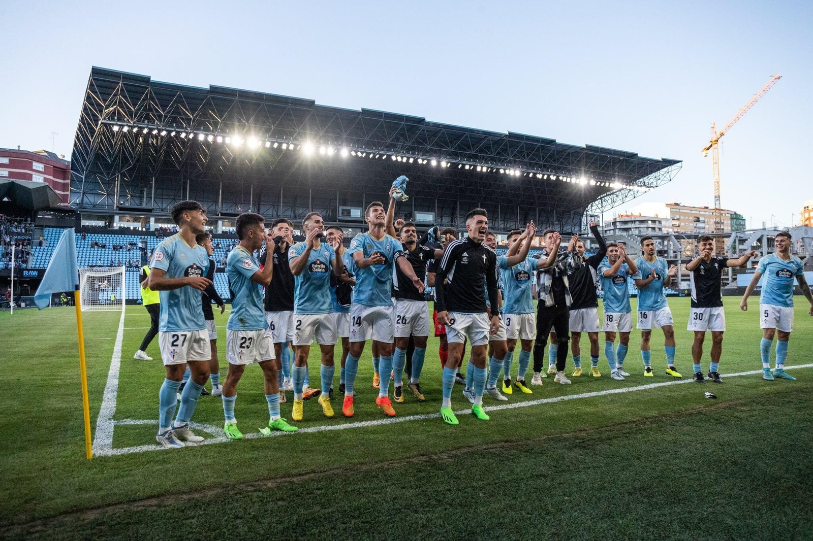 Los jugadores del filial del Celta celebran su empate con el Dépor
