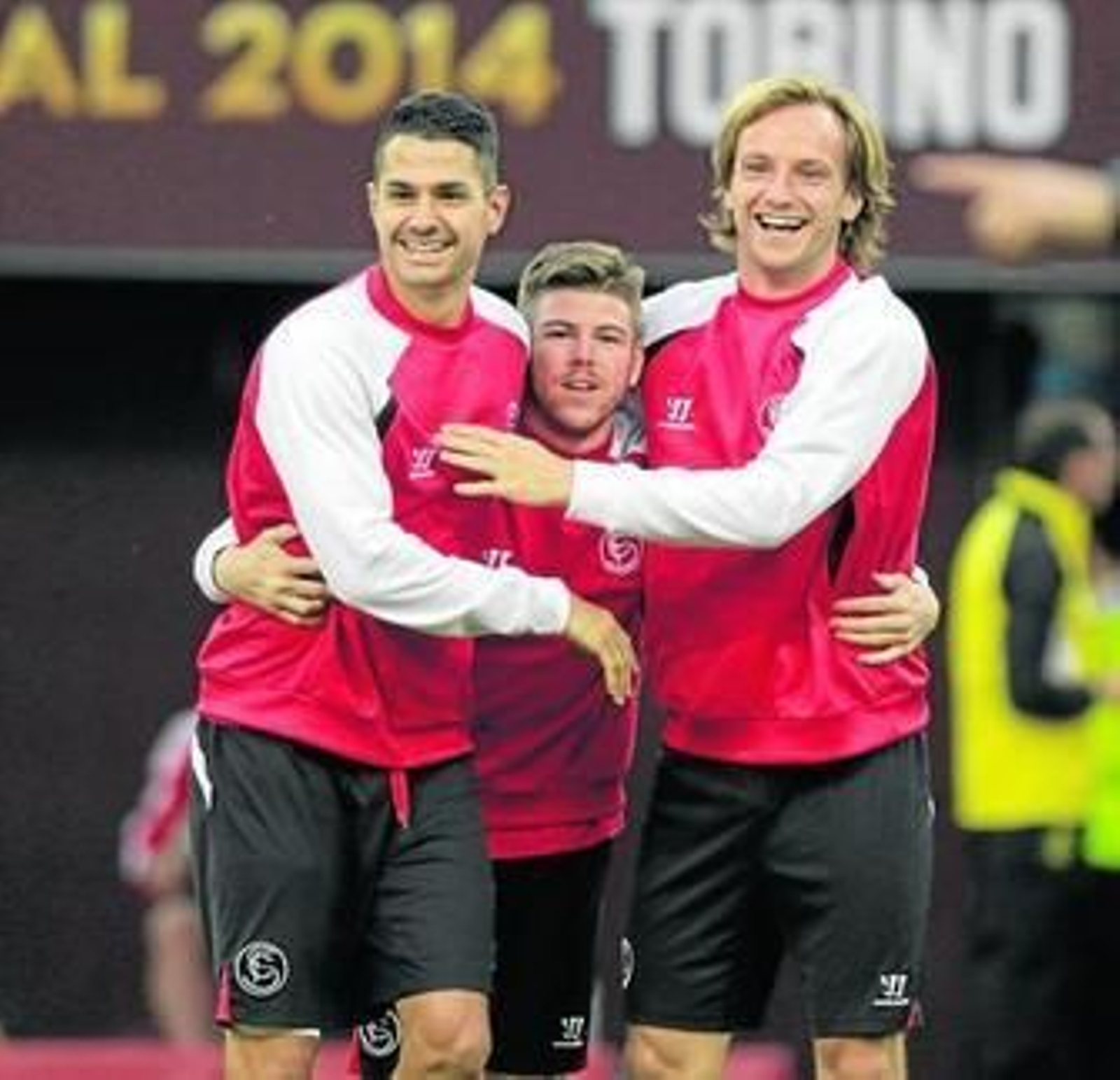 Alberto Moreno, arropado por Vitolo y Rakitic en el entrenamiento previo a la final de Turín.