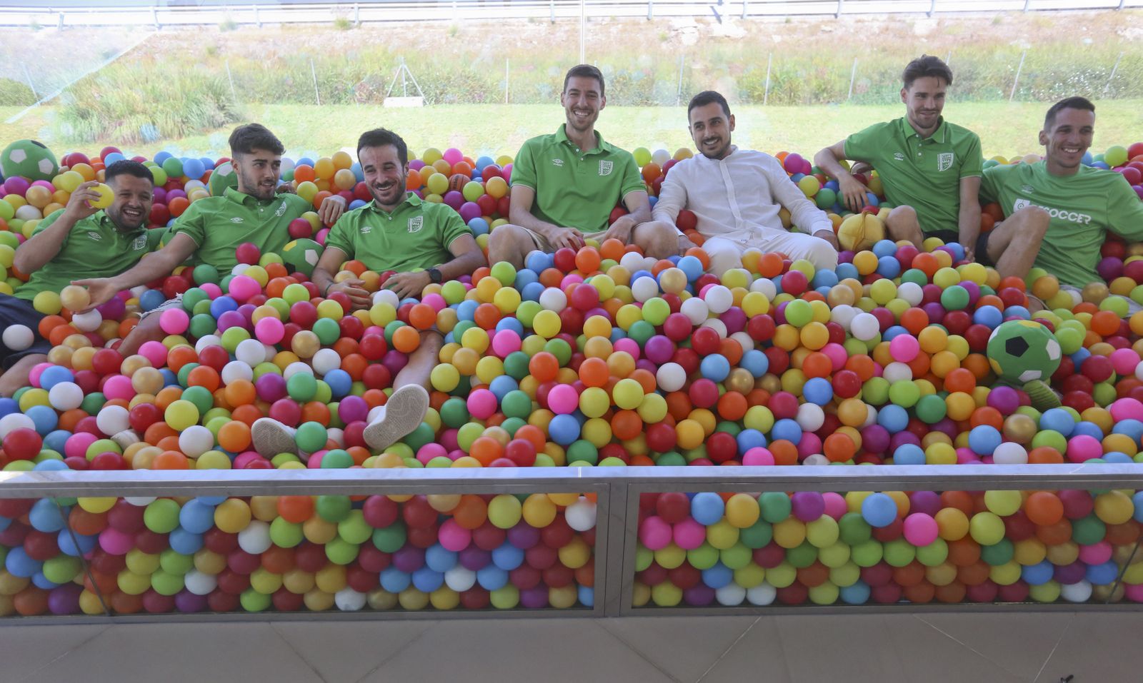 Varios jugadores del UMA Antequera en la sede de BeSoccer.