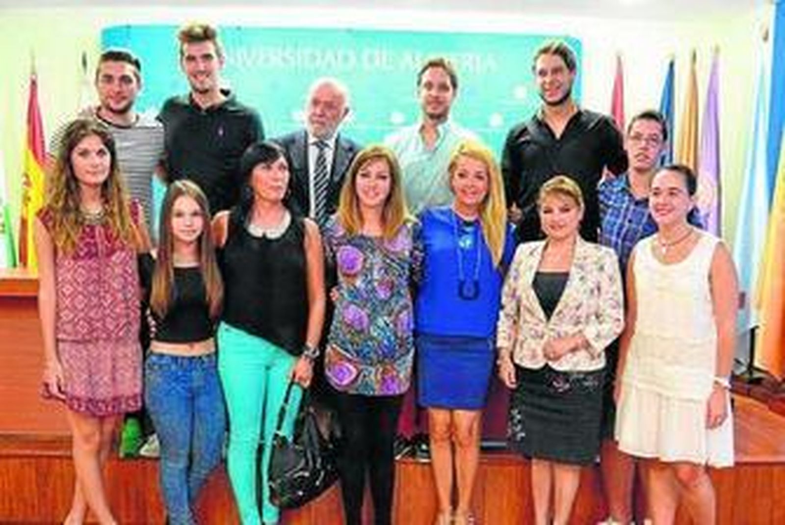 Pedro Molina con Nieves Gómez, Nerea Camacho, Amanda Ferrer y Samuel.
