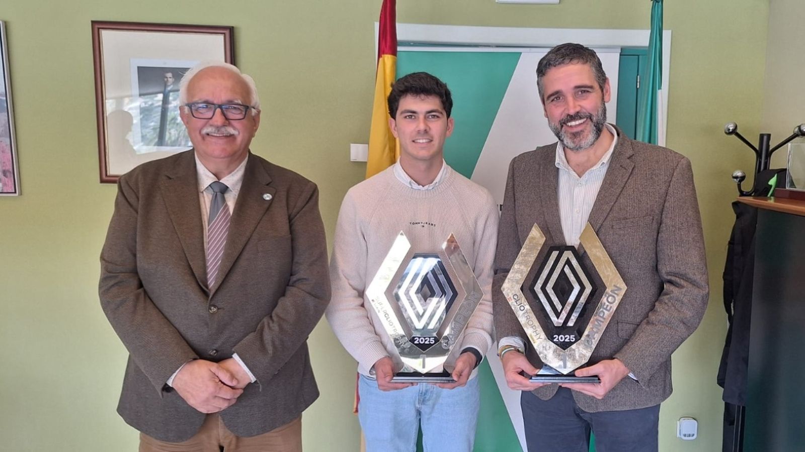 El delegado de Cultura y Deporte, Juan José Alonso, recibió al joven piloto almeriense Francisco Puertas.
