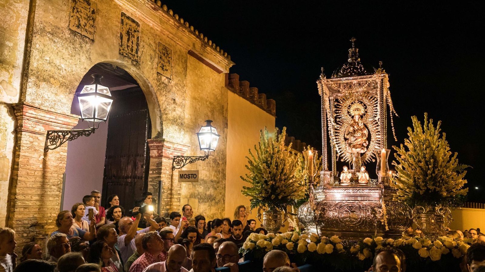 La Virgen de Loreto por los alrededores del santuario