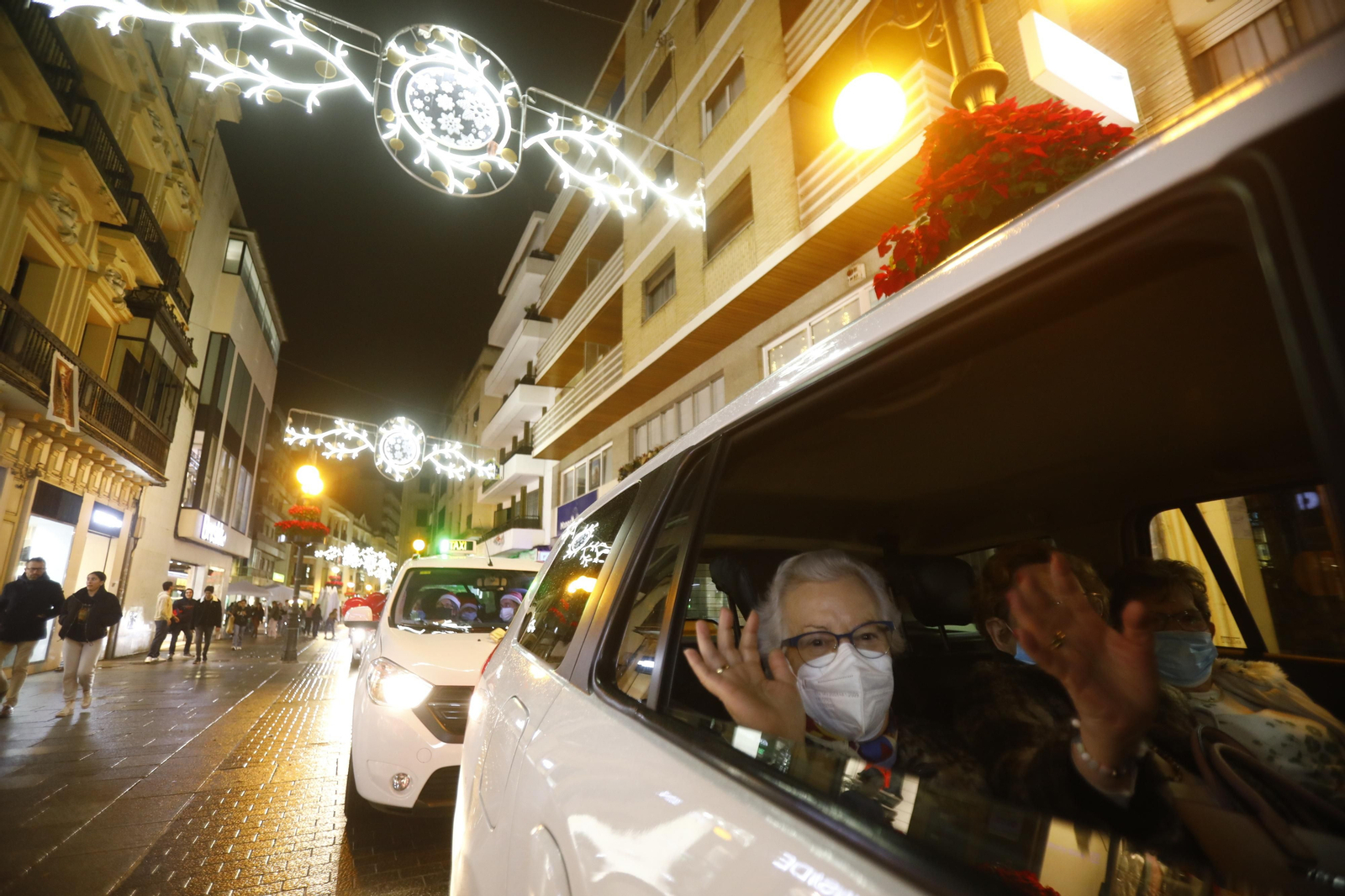 Las imágenes del Paseo de la Ilusión en taxi por Córdoba para mostrar las luces de Navidad a los mayores Las imágenes del Paseo de la Ilusión en taxi por Córdoba para mostrar las luces de Navidad a los mayores