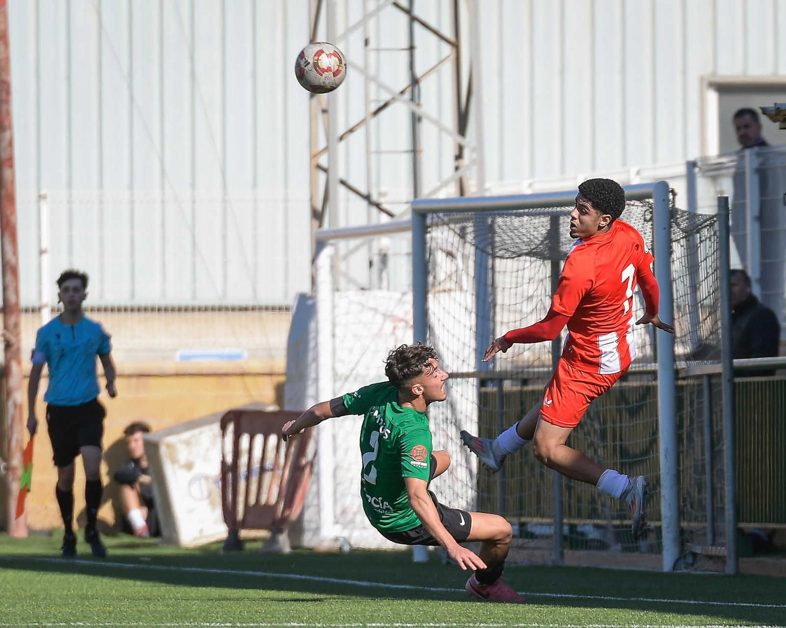 Safi pugna por un balón aéreo con un rival durante un encuentro de esta temporada en el Francisco Pomedio.
