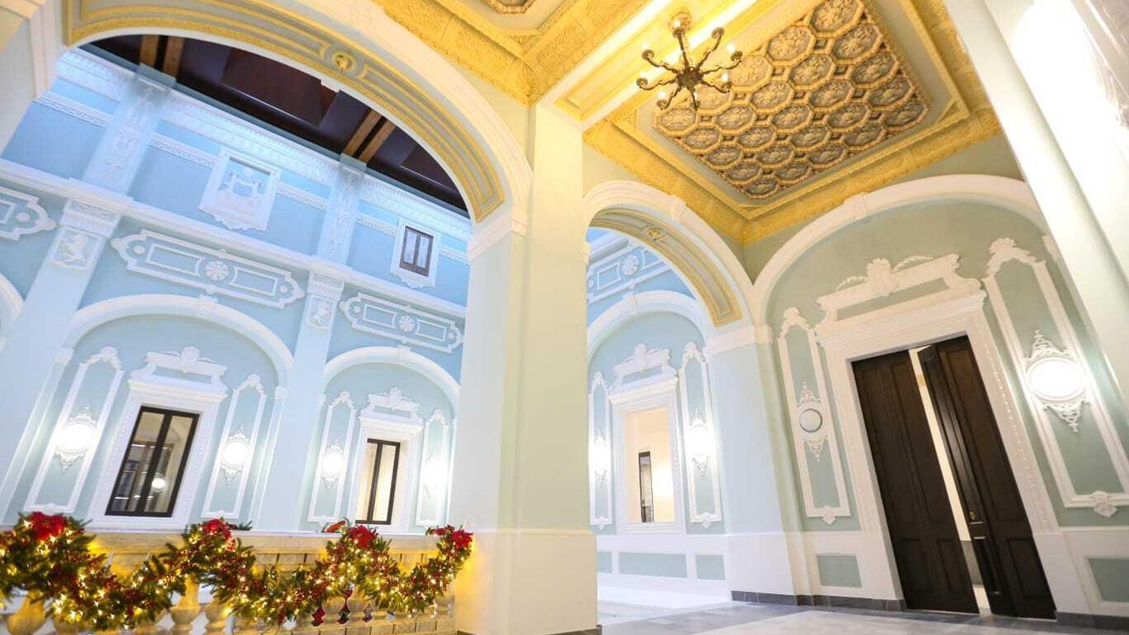 Interior del Ayuntamiento, decorado para las pasadas navidades. Interior del Ayuntamiento, decorado para las pasadas navidades.
