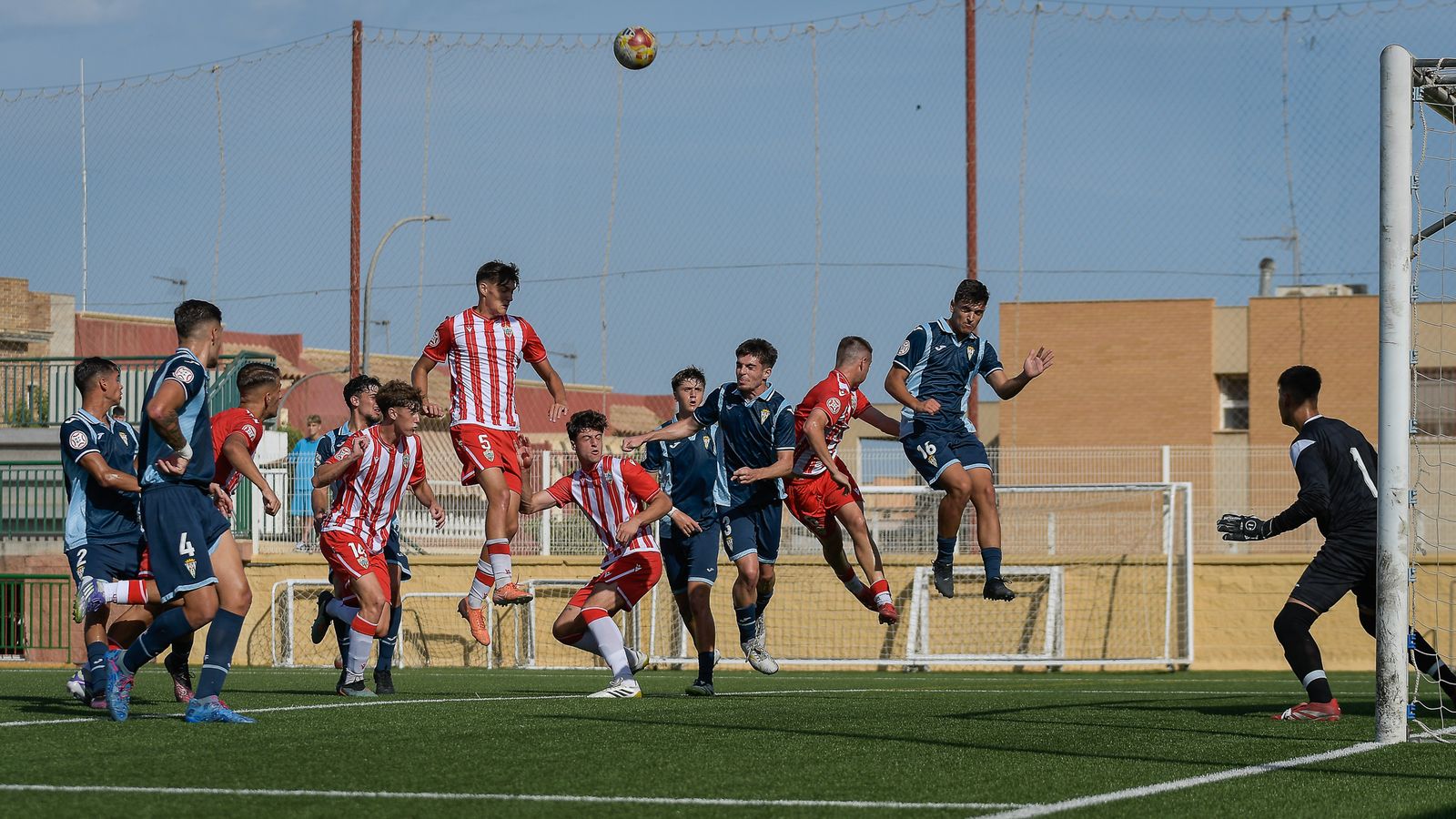 Una acción a balón parado de uno de los encuentros disputados por los rojiblancos este curso en el Francisco Pomedio.