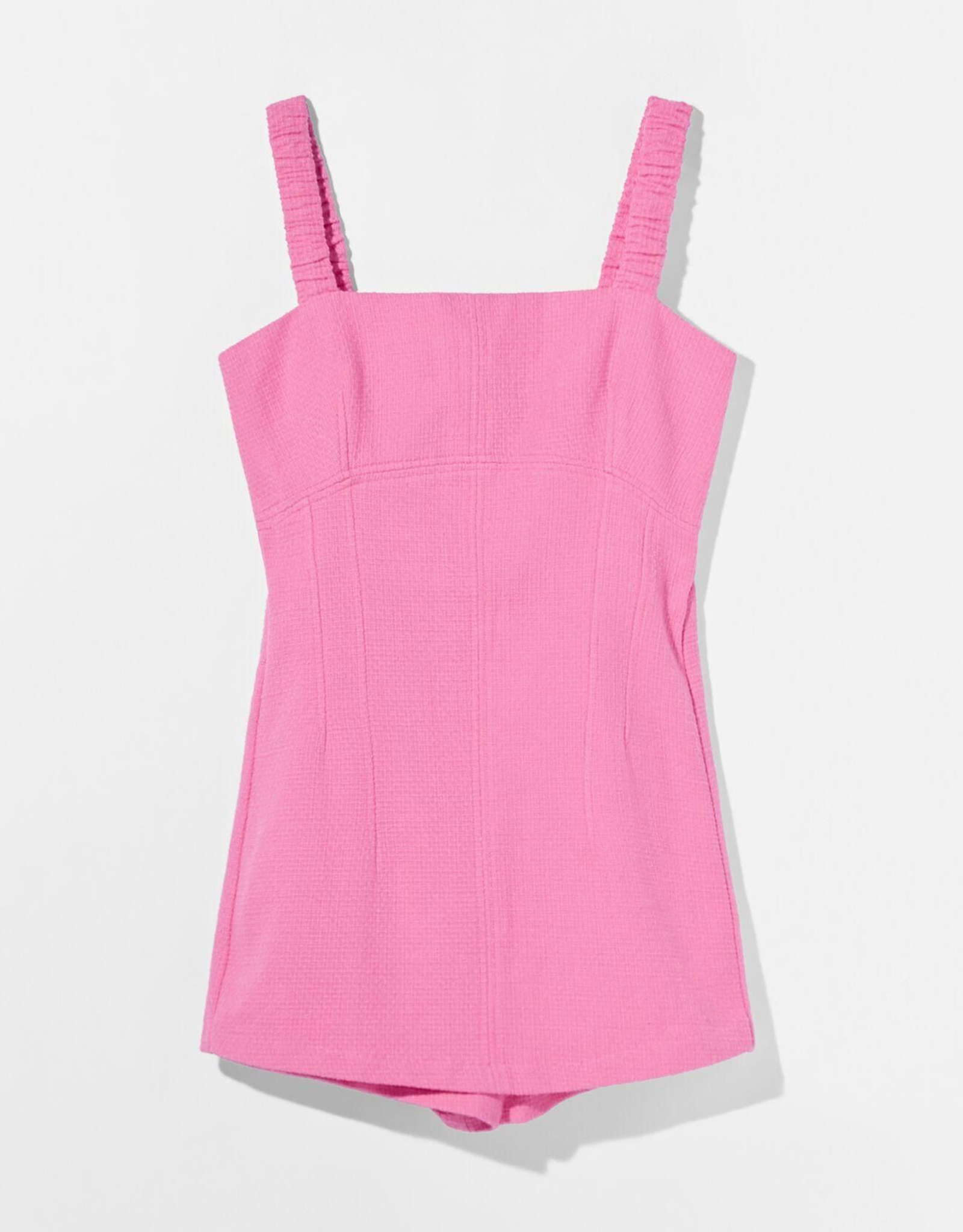 Mono de color rosa de Bershka.