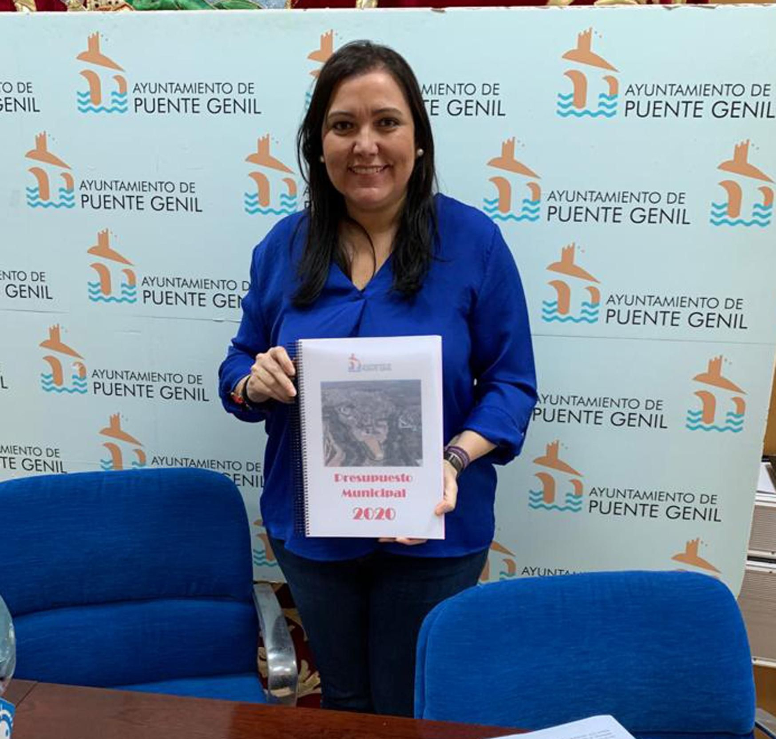 La concejal Ana Carrillo muestra el dossier del acuerdo para los presupuestos de 2020.