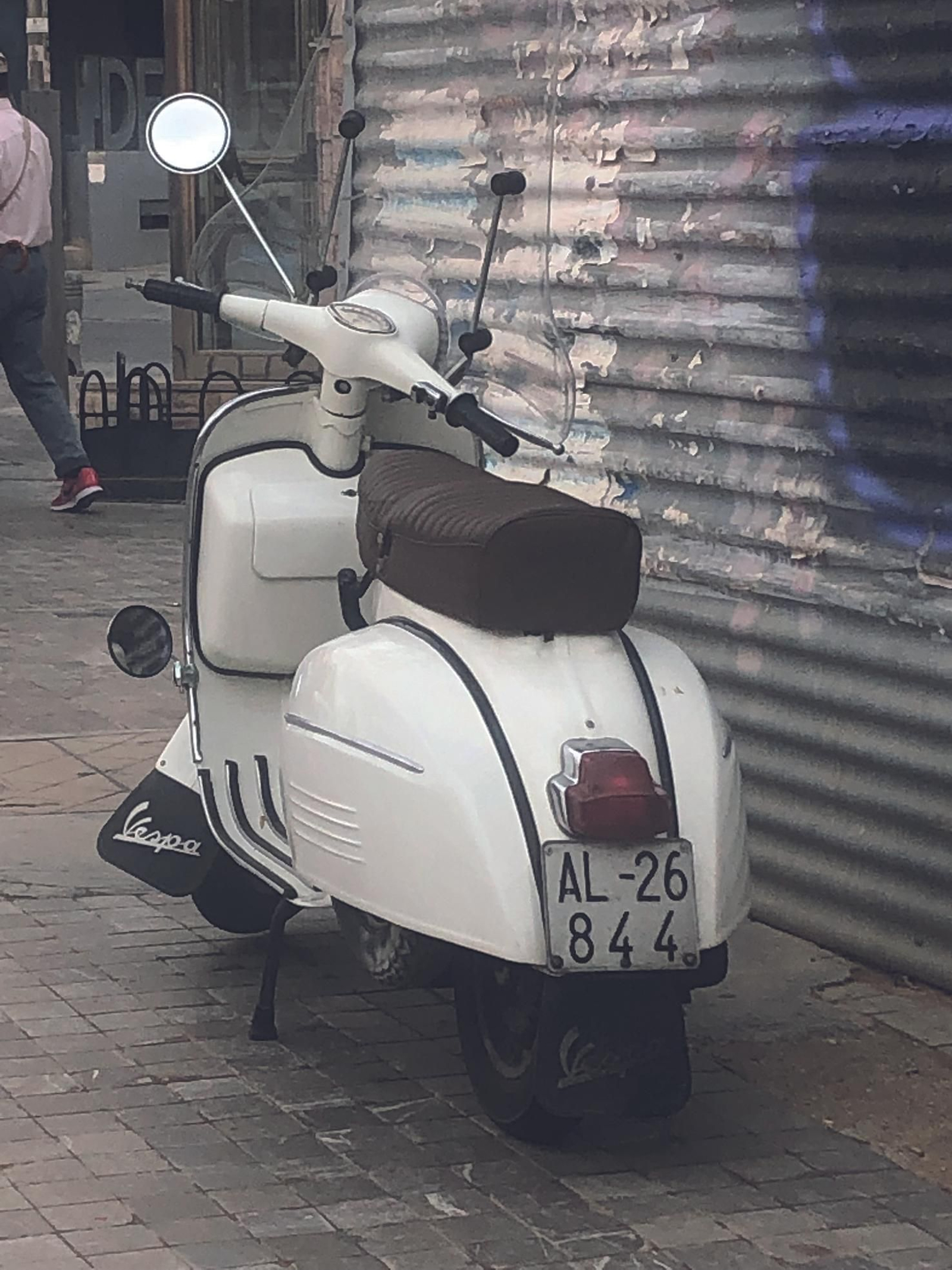 Una Vespa, matriculada en 1967 aparcada en la puerta de La Plaza