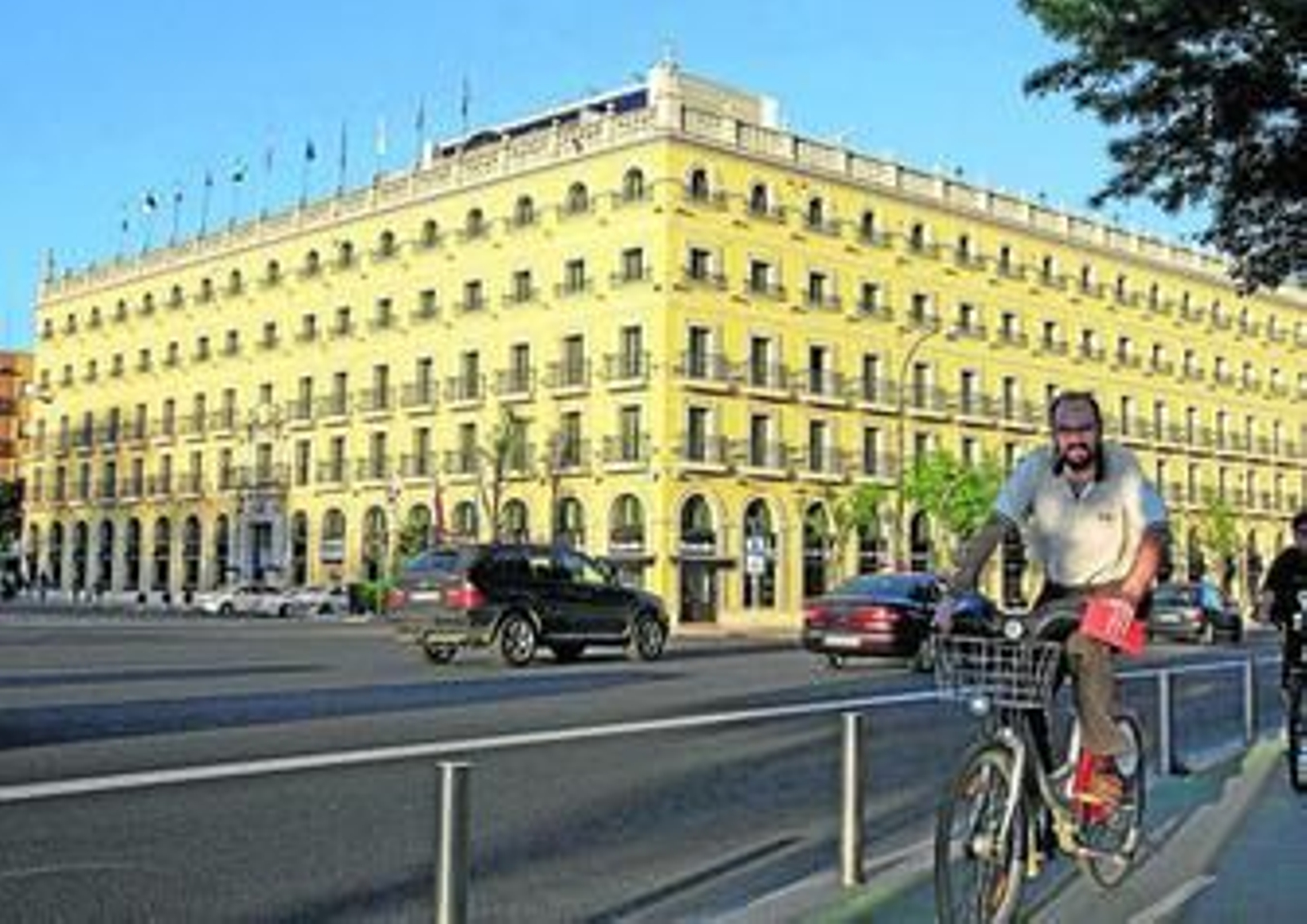 Un ciclista pasa por delante del hotel Macarena, ayer por la tarde.