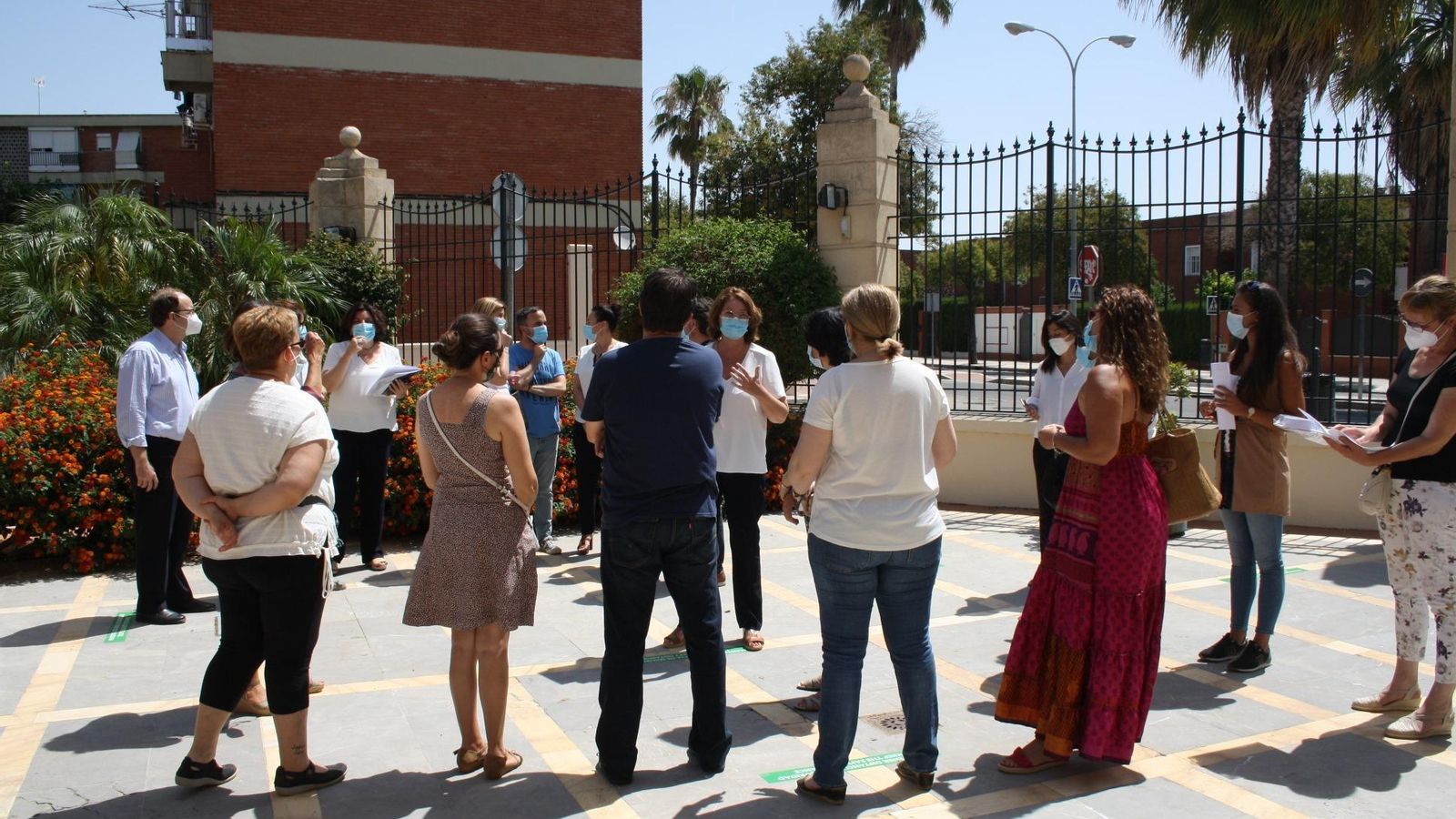 Visitantes en la Real Escuela.