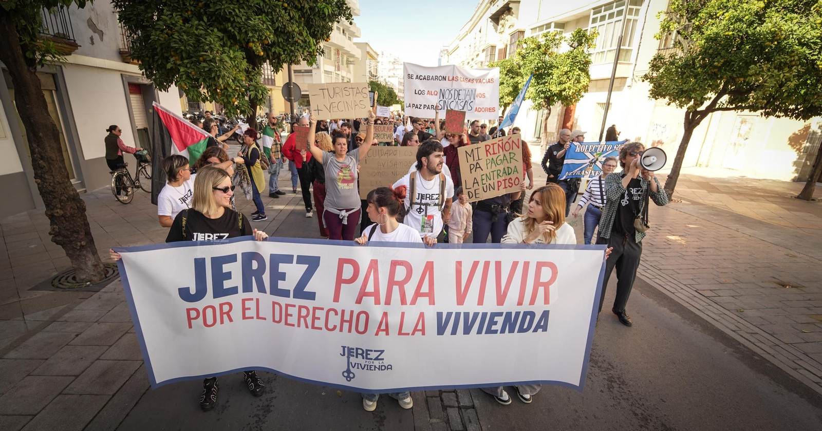 Imágenes de la numerosa participación en la manifestación 'Jerez por la Vivienda'
