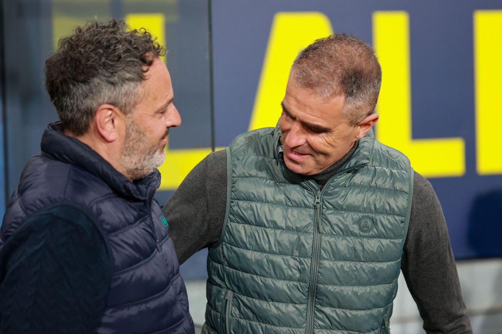 Saludo entre entrenadores antes del Cádiz-Zaragoza.