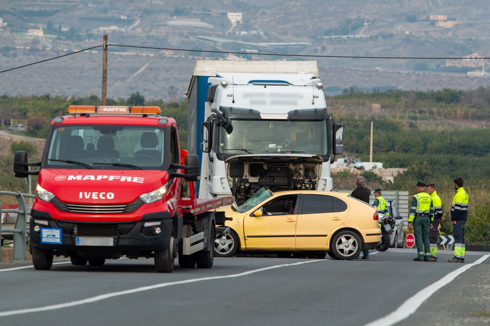 Excarcelan a dos personas tras el choque entre un turismo y un camión en Salobreña