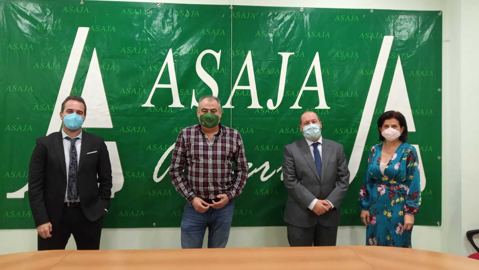 El presidente de ASAJA, Antonio Navarro, y el gerente de Peugeot Almería, Kiko Martínez; han sellado el acuerdo.