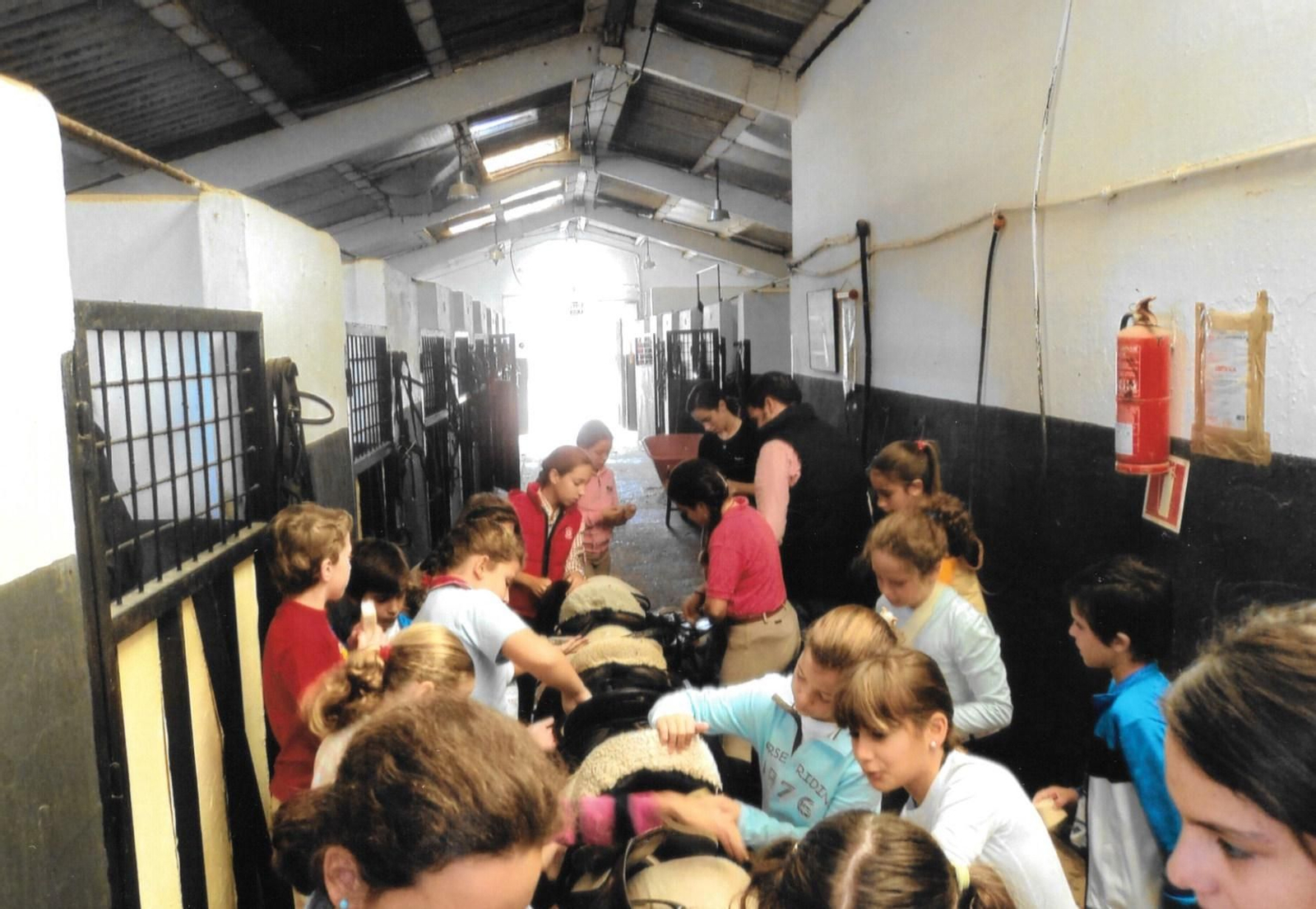 Instalaciones. El 25 de marzo arrancan los actos del cuarenta aniversario en la escuela (Vía Flaminia, s/n, Dos Hermanas), donde hay espacio para 55 boxes, dos pistas cubiertas, tres exteriores, aula de formación y aula multidisciplinar.