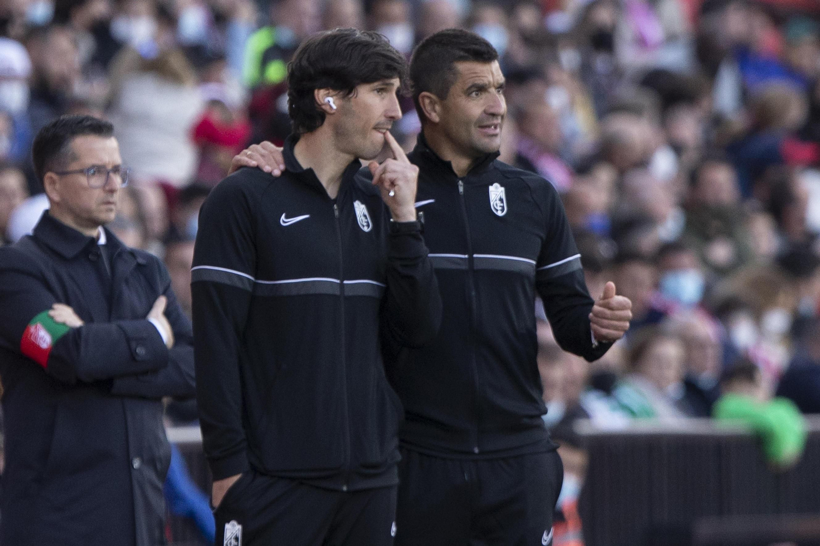 Torrecilla conversa con Diego Mainz en el duelo ante el Elche.