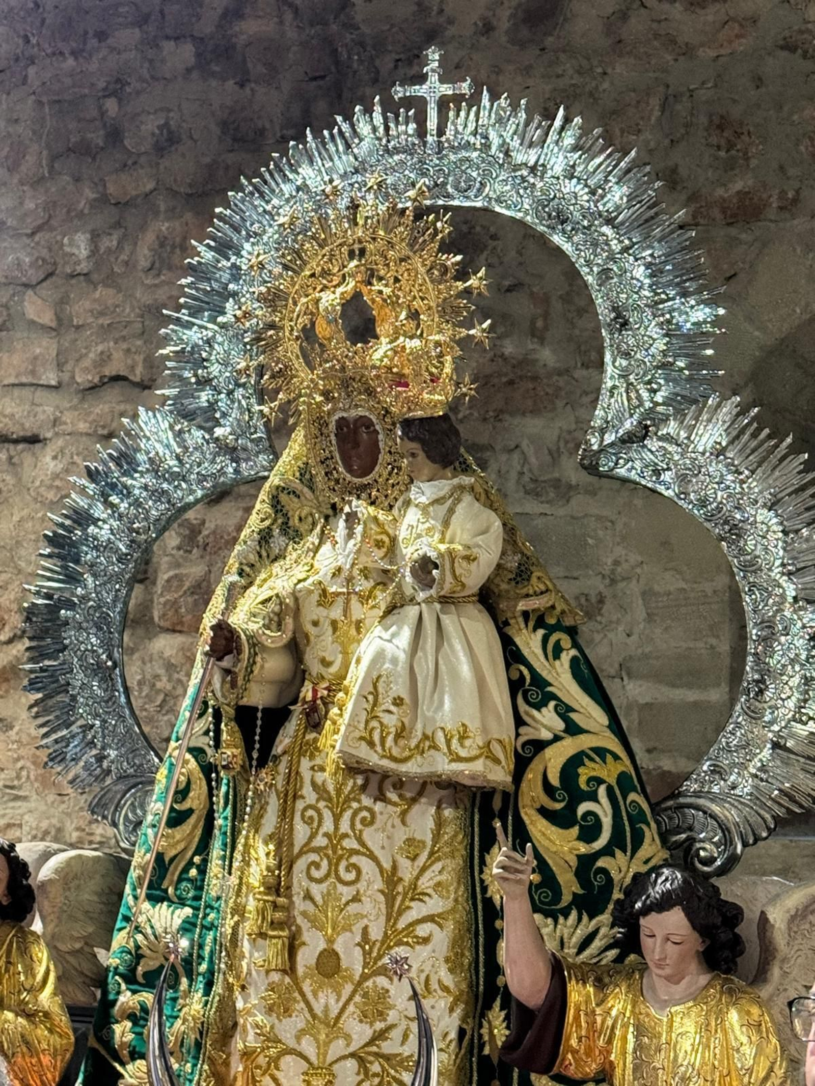 En imágenes: La patrona de Santisteban procesiona y renueva su mayordomía otro Pascuamayo