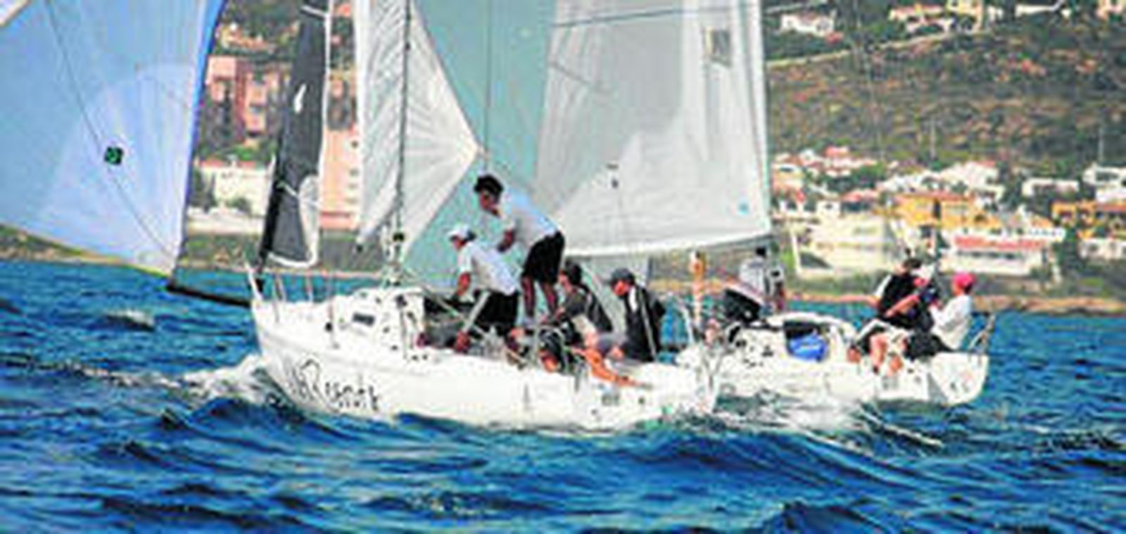 Dos de los participantes del circuito J80 que se celebra en Sotogrande.