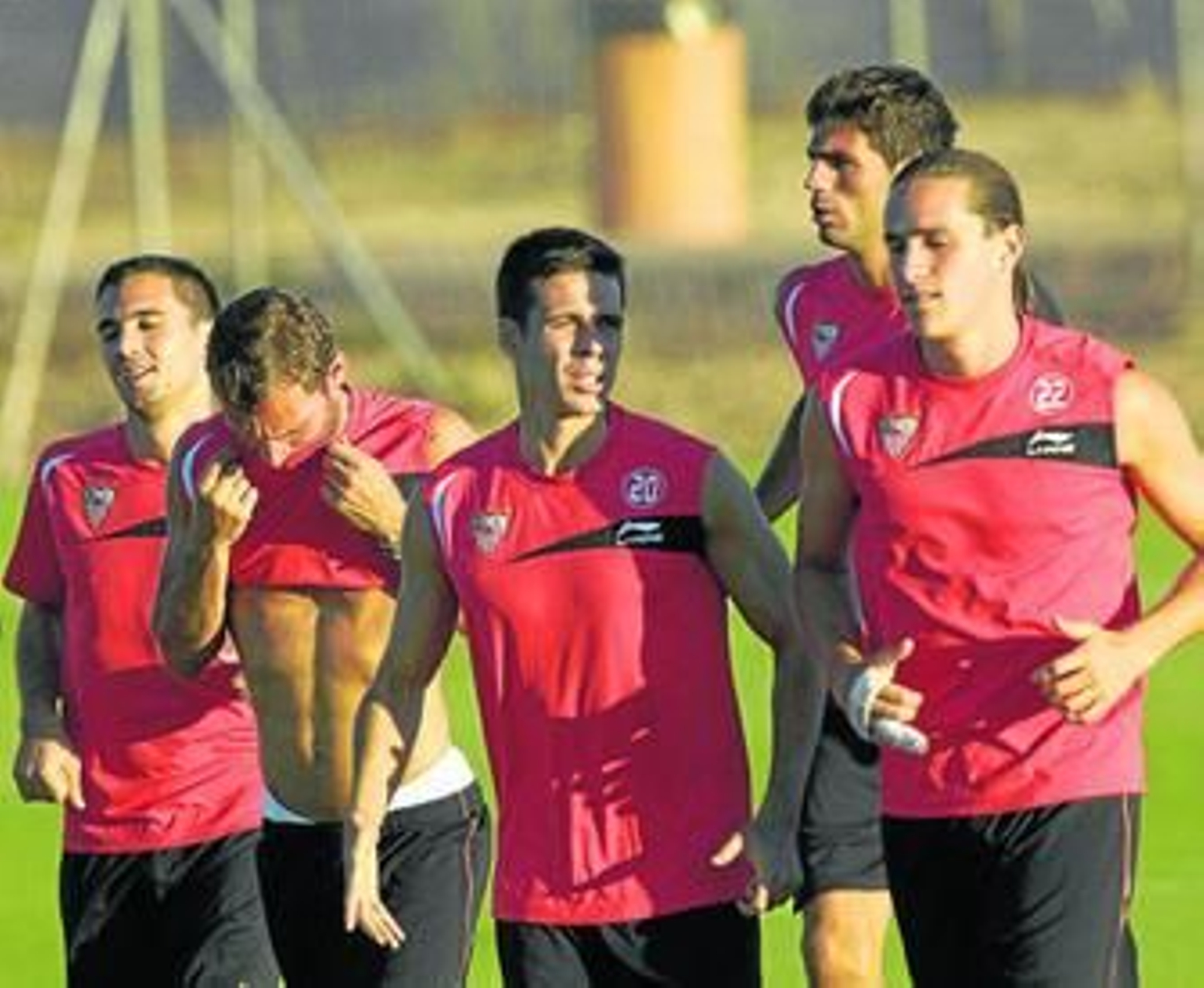 Armenteros, Guarente, Manu, Fazio y Bernardo hacen carrera continua en el entrenamiento de ayer.