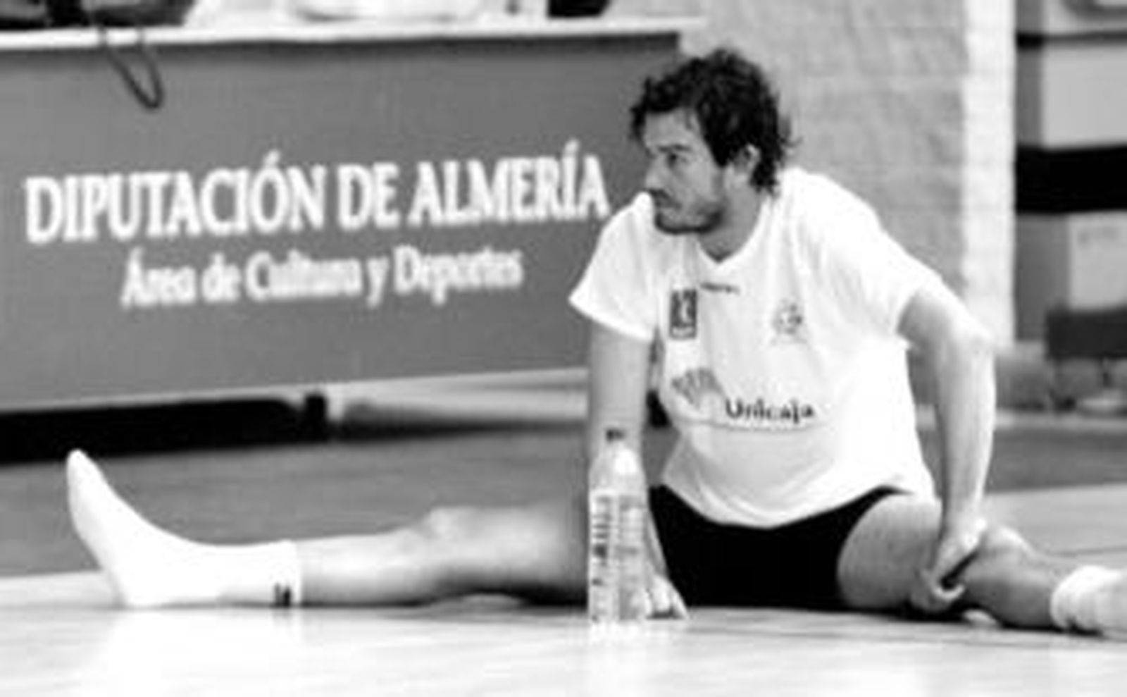 Juanjo Salvador realiza estiramientos en una sesión de trabajo sobre la pista del pabellón Moisés Ruiz.