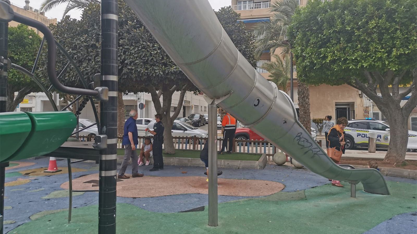 La Policía y los Bomberos han acudido al aviso en el parque infantil de Garrucha.