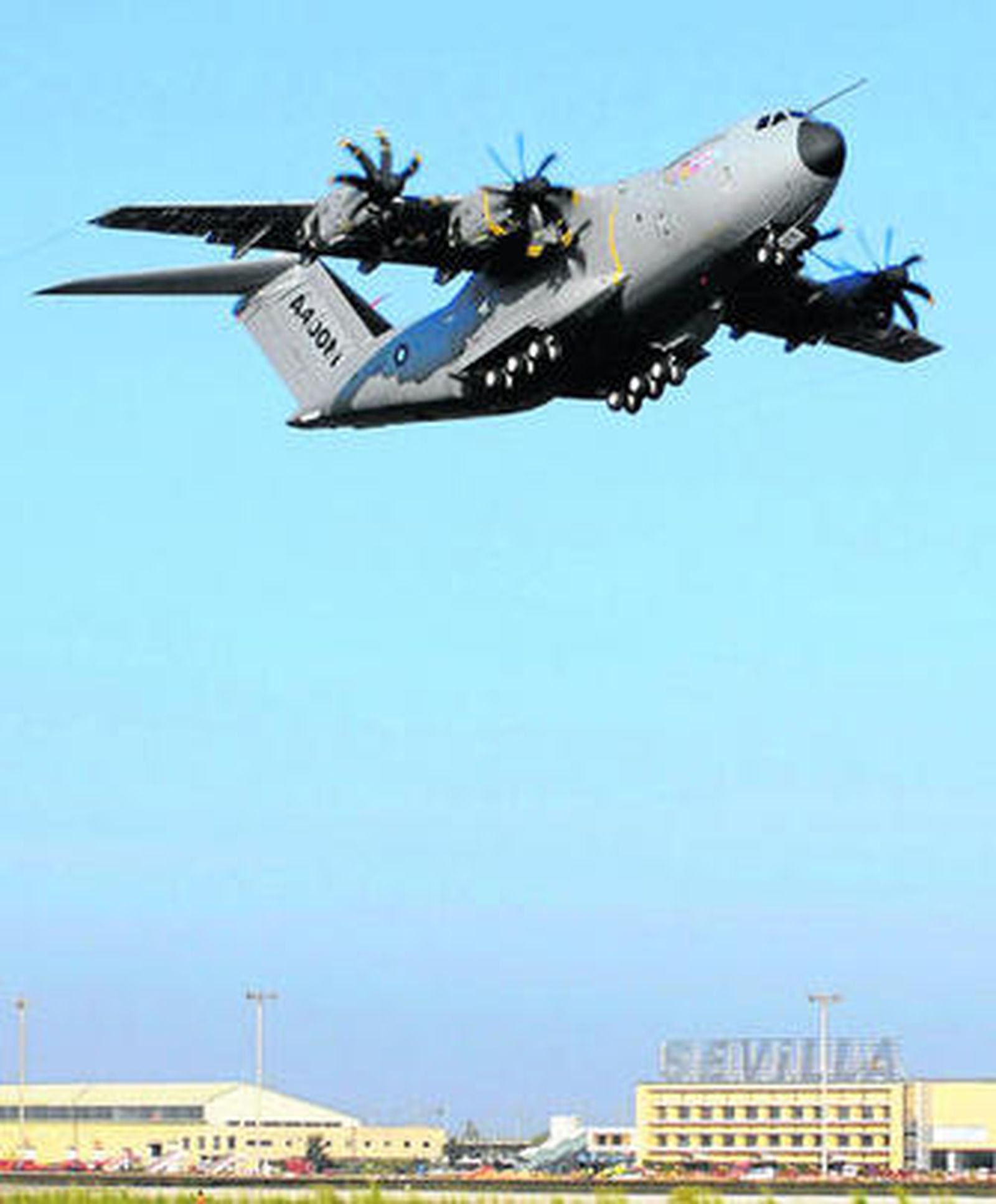 El A400M despega del Aeropuerto de Sevilla en su primer vuelo.