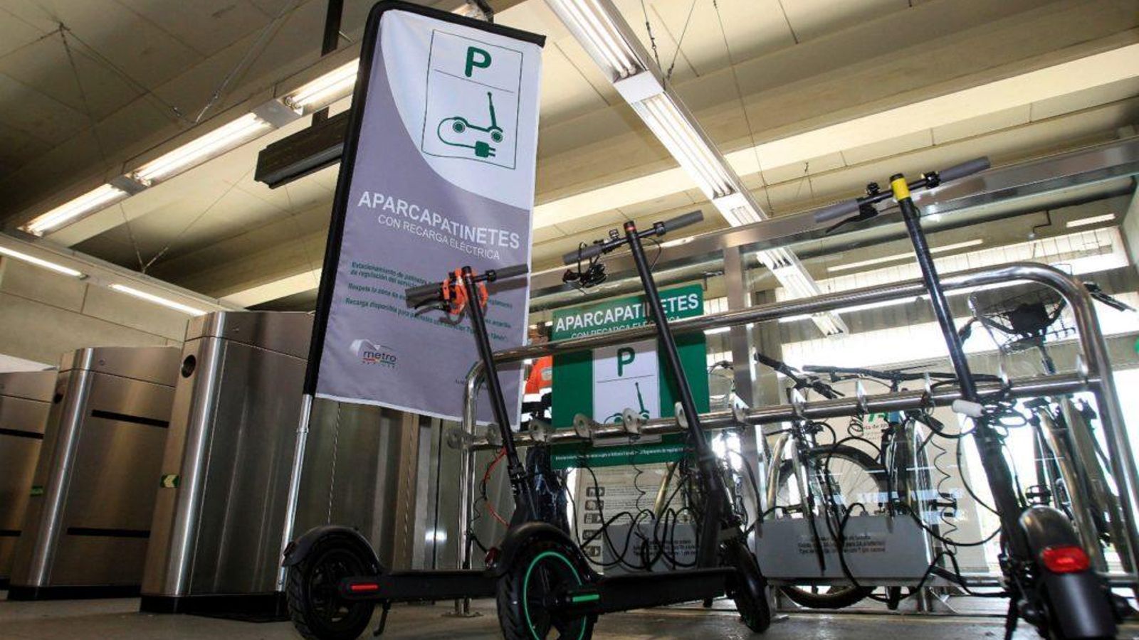 Las 10 estaciones principales del Metro cuentan con aparcamientos para patinetes con recarga gratuita. Las 10 estaciones principales del Metro cuentan con aparcamientos para patinetes con recarga gratuita.